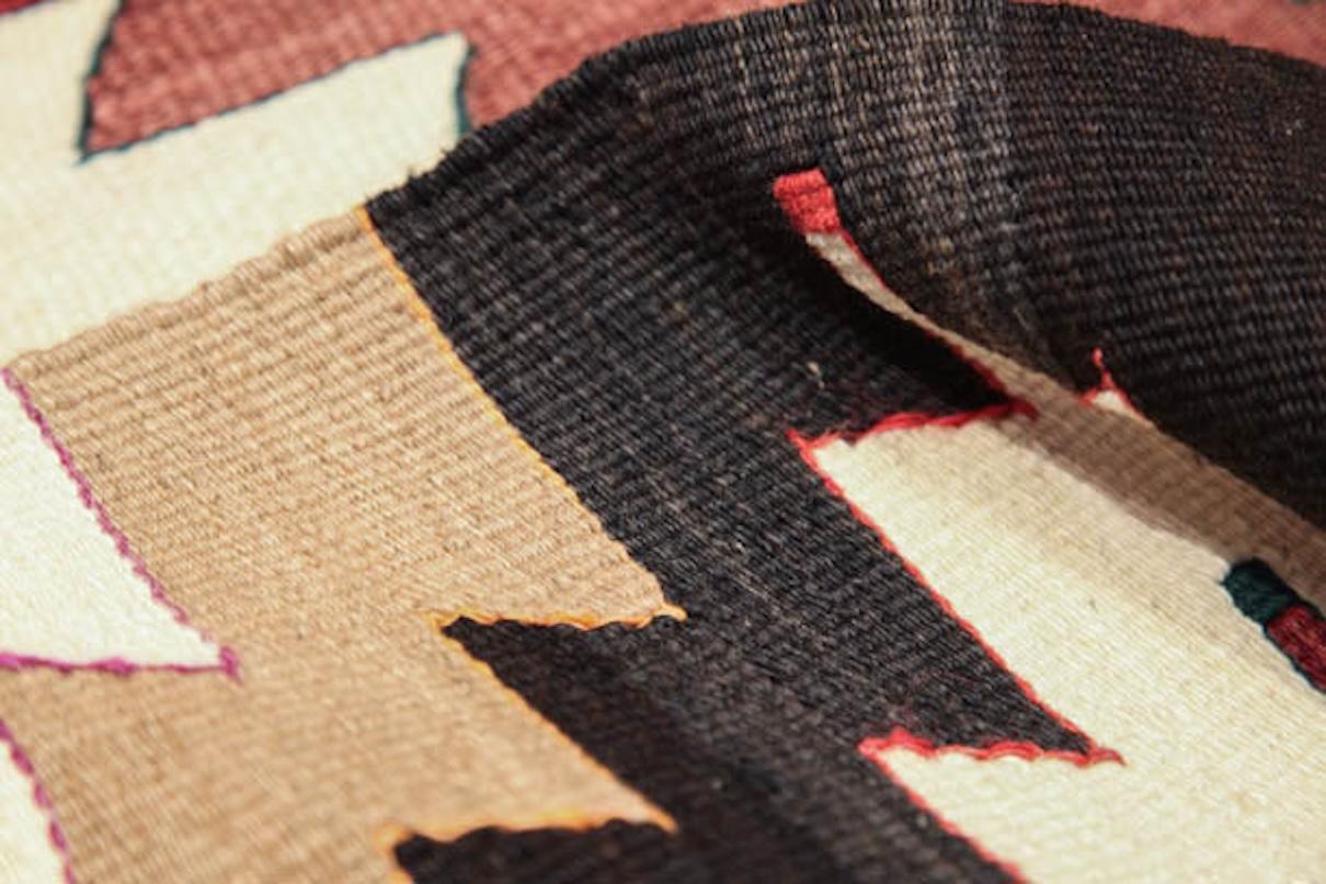 Semi Old Vintage Alfombra Tejida a Mano de Lana Mut Kilim Anatolia Central Alfombra Turca siglo XX en venta