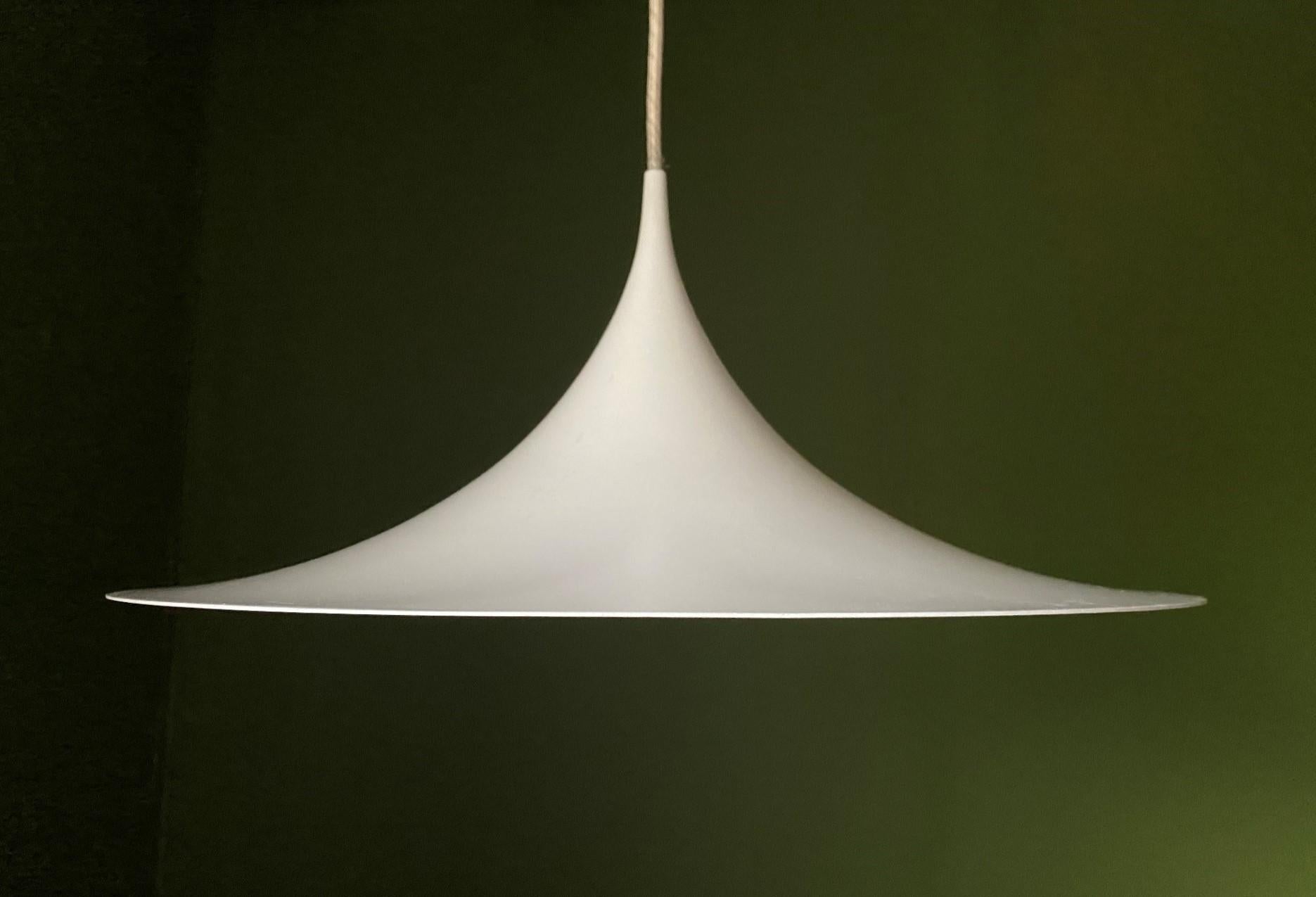 Cette lampe suspendue originale 