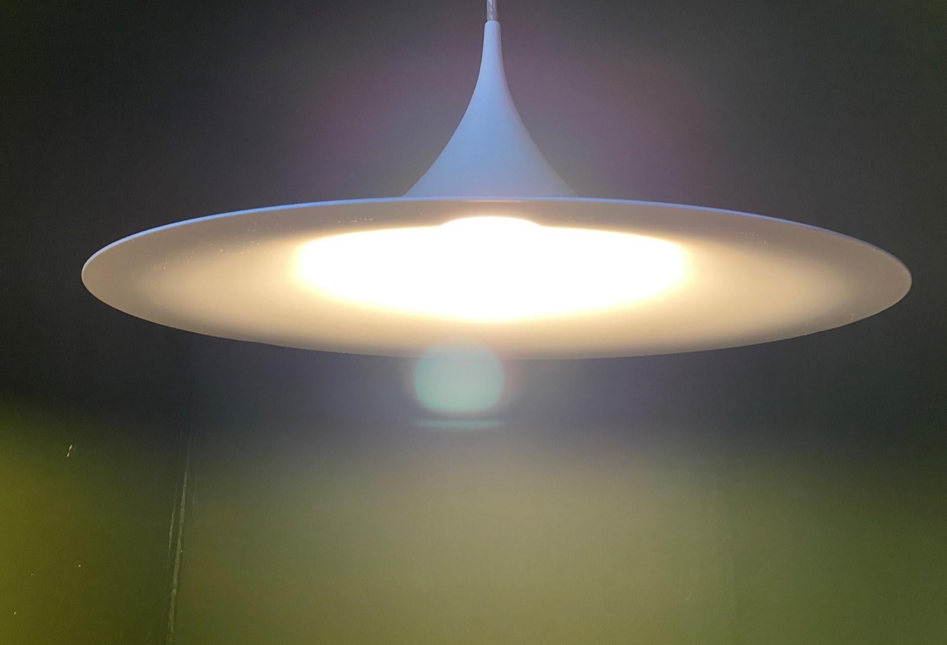 Ère spatiale Semi-pendentif par Fog and Morup, Danemark  Design tulipe, ère spatiale des années 1970 en vente