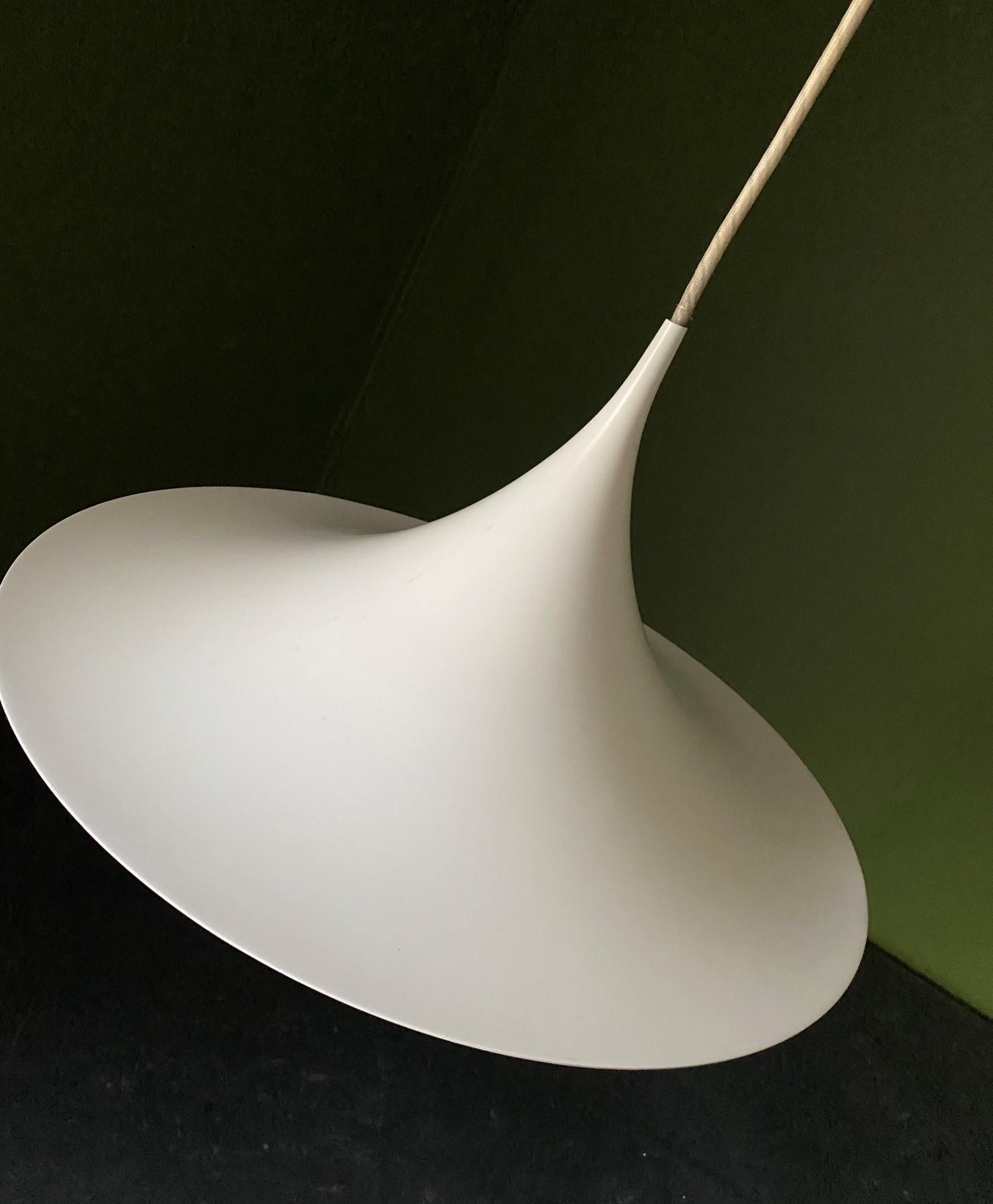 Danois Semi-pendentif par Fog and Morup, Danemark  Design tulipe, ère spatiale des années 1970 en vente