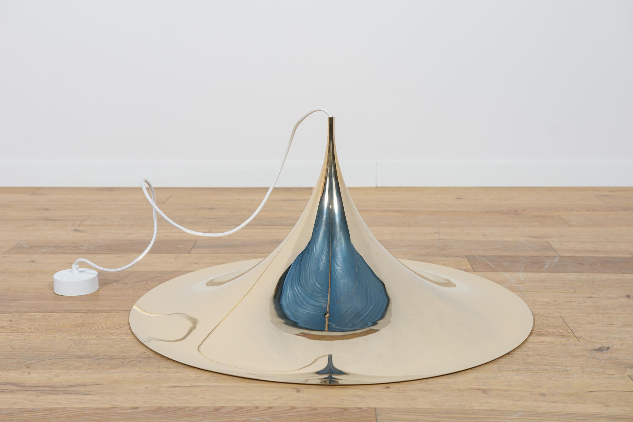 Lampe suspendue chromée conçue par Claus Bonderup et Torsten Thorup pour Fog & Morup en 1967. La lampe suspendue Semi a une forme magnifique, raffinée et organique. La lampe est fabriquée en métal chromé de couleur dorée et l'intérieur est peint en