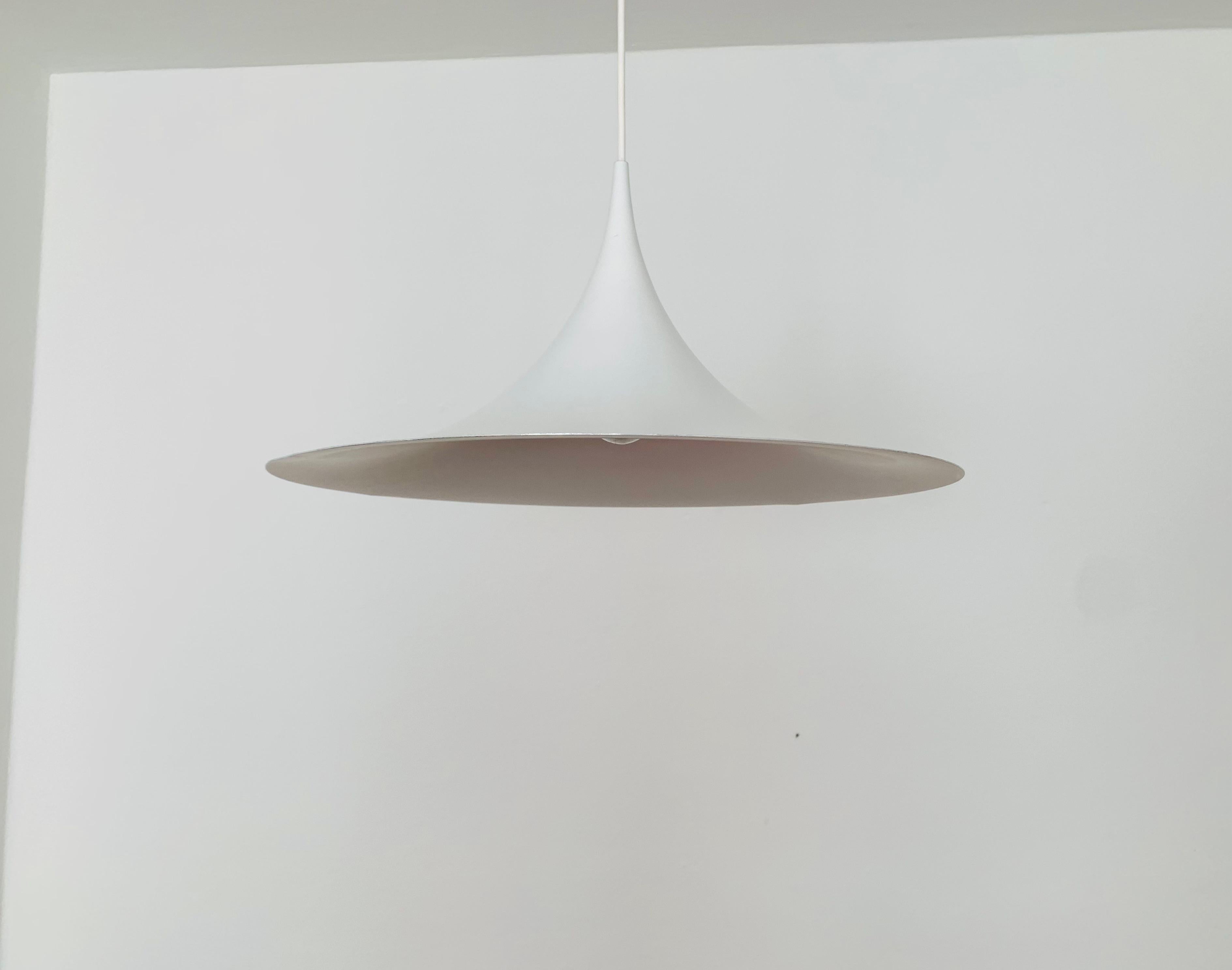 Very nice Danish pendant lamp from the 1960s.
The design and the appearance of the lamp is particularly beautiful.
The shape creates a warm and pleasant light.
An absolute design classic and an enrichment for every home.

Condition:

Very