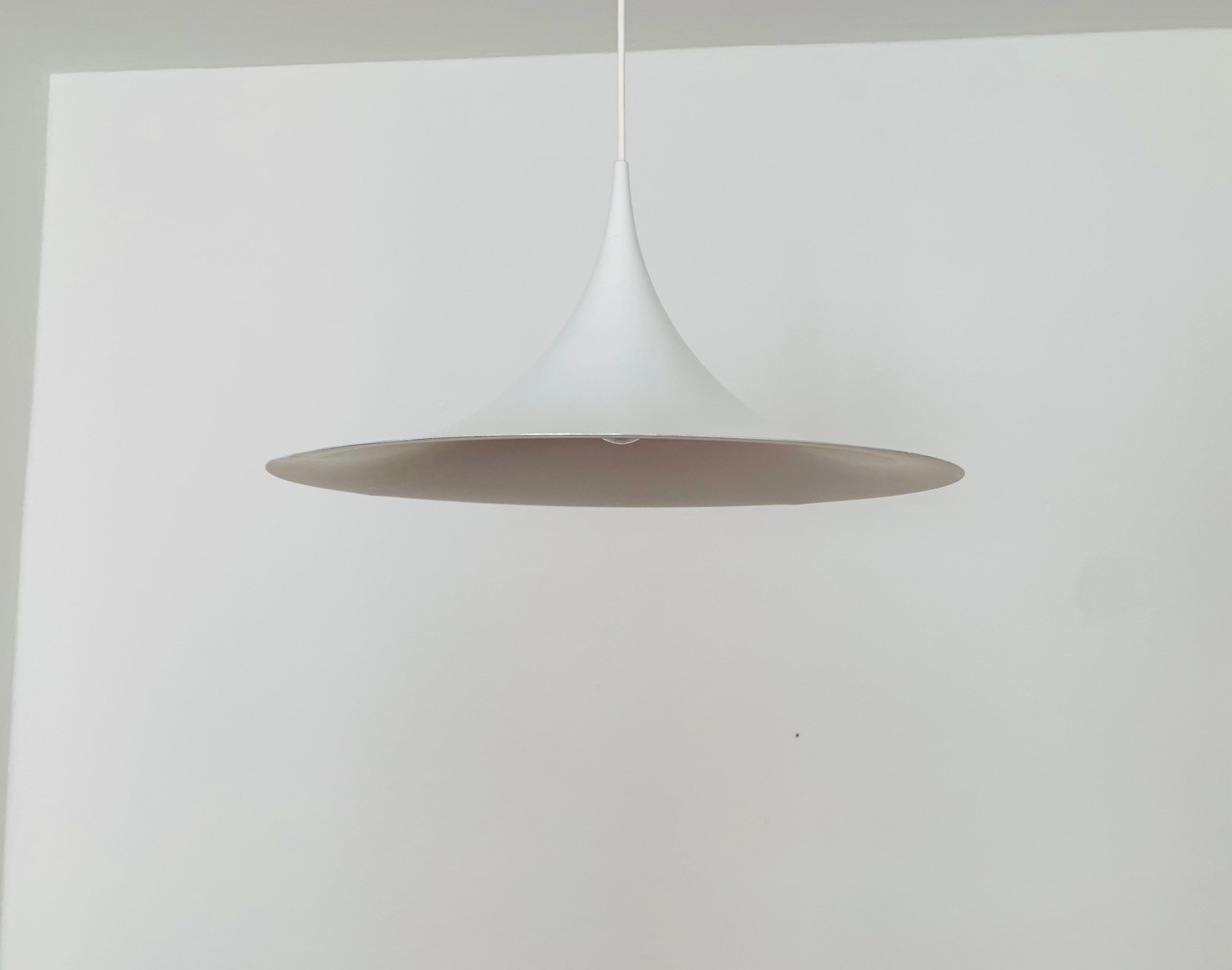 Très belle lampe pendante danoise des années 1960.
Le design et l'apparence de la lampe sont particulièrement beaux.
La forme crée une lumière chaude et agréable.
Un classique absolu du design et un enrichissement pour chaque maison.

Condit :

Très