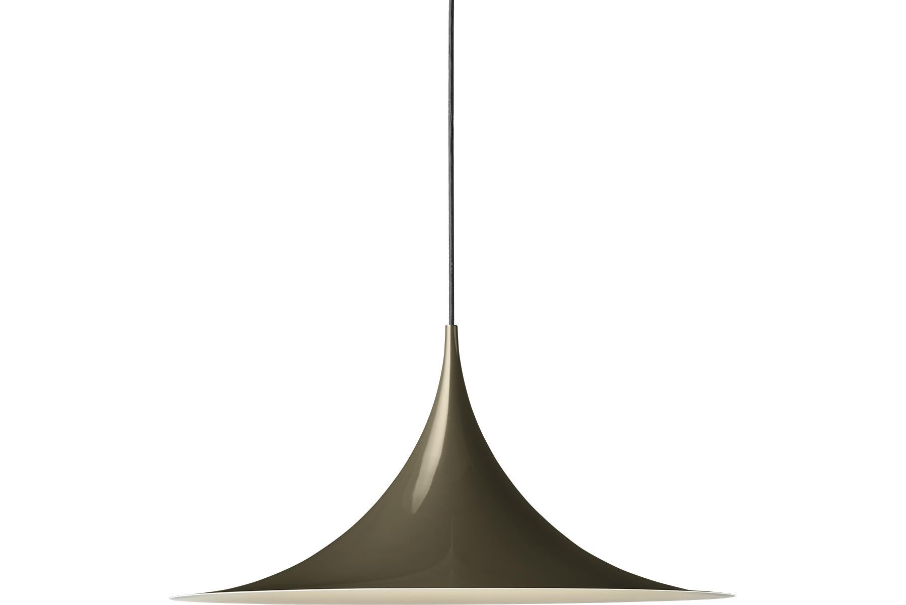 La Semi Colgante es una lámpara colgante única, basada en dos cuartos de círculo unidos, espalda con espalda. Su característica pantalla metálica esmaltada en forma de arco crea una luz difusa en forma de cono, ideal sobre una mesa de comedor o una