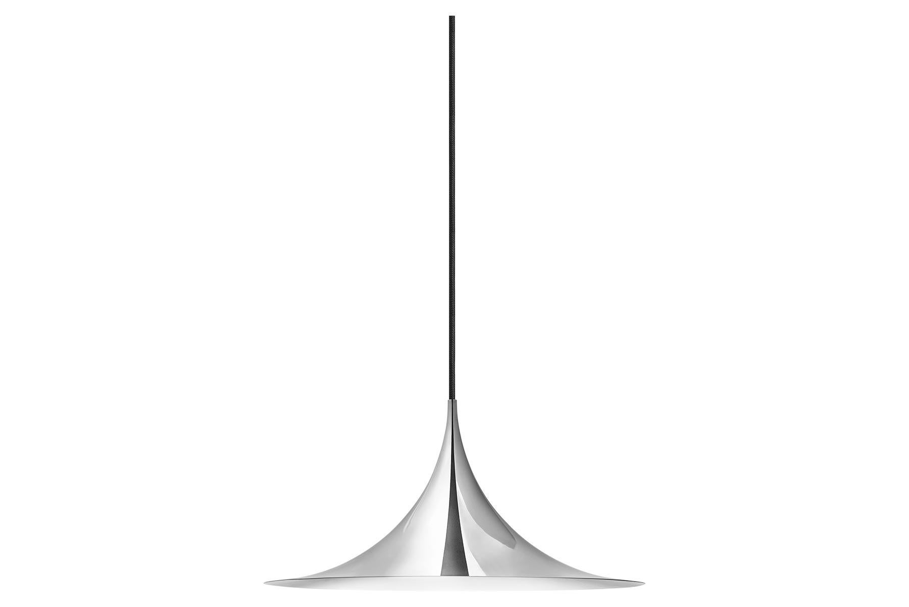 La suspension Semi est une lampe suspendue unique, basée sur deux quarts de cercle assemblés dos à dos. Son abat-jour en métal émaillé en forme d'arche crée une lumière diffuse en forme de cône, idéale au-dessus d'une table à manger ou d'un plan de