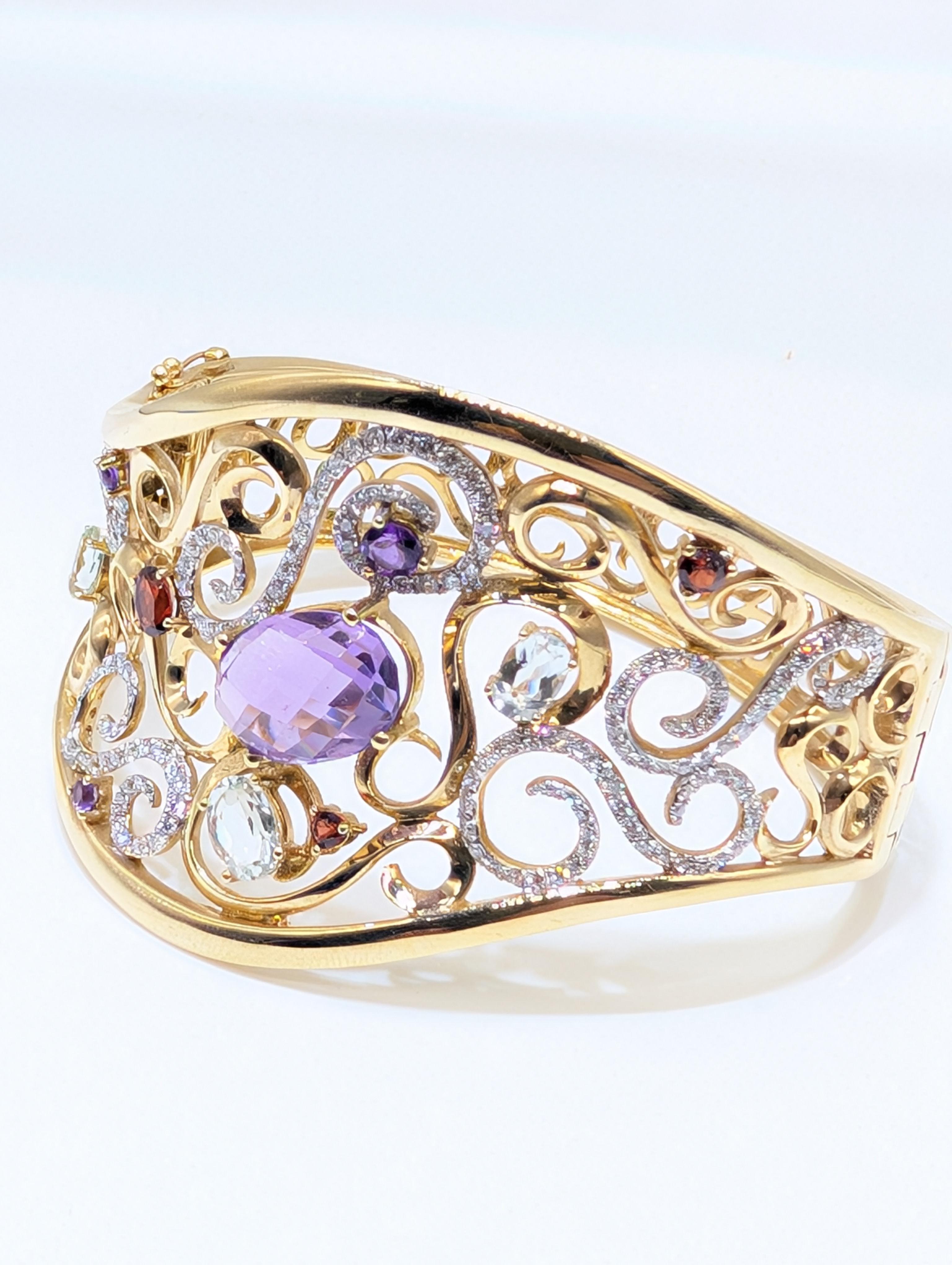 Fai una dichiarazione con questo squisito braccialetto con più pietre preziose, realizzato con maestria per mostrare colori vibranti e brillantezza. Incastonato in oro giallo 14 carati, il design presenta un'abbagliante serie di 171 diamanti rotondi