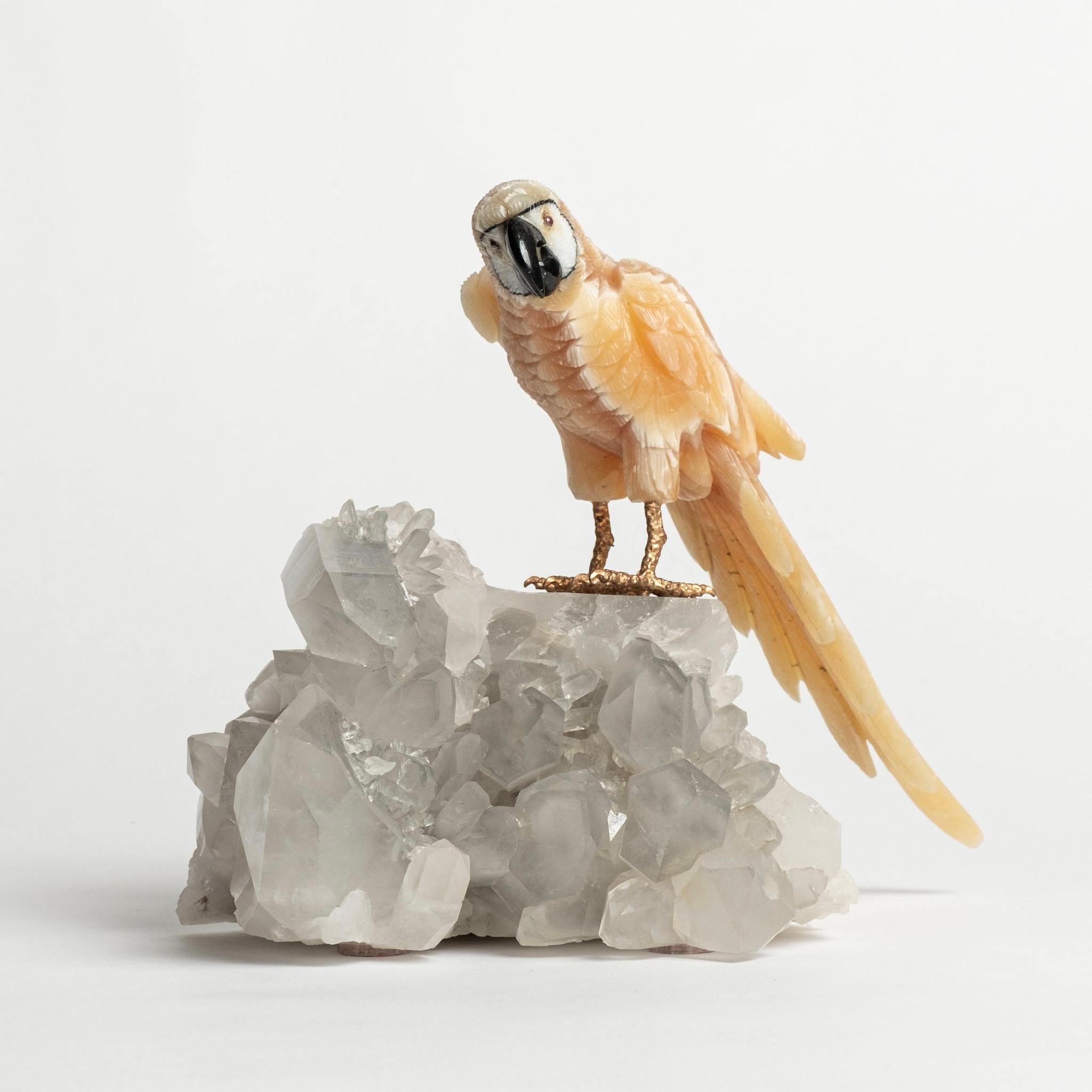 21. Jahrhundert meisterhaft geschnitzt brasilianischen Halbedelstein Papagei (gelb Calcit, Obsidian) Skulptur auf einem natürlichen Quarz Probe Basis.  Ein schönes Beispiel für einen exotischen Vogel in einer brillanten dekorativen Kombination aus