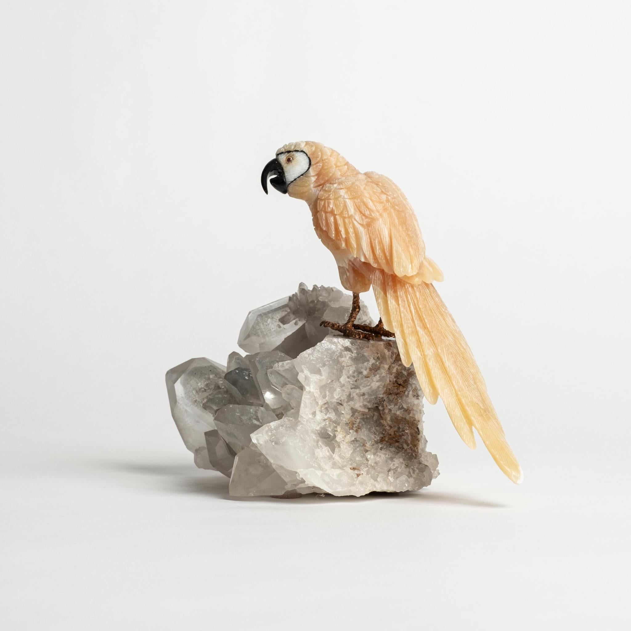 Scultura di pappagallo in pietra semipreziosa del XXI secolo intagliata a mano su una base di quarzo naturale. Un uccello esotico in una brillante combinazione decorativa di ornitologia e geologia. 