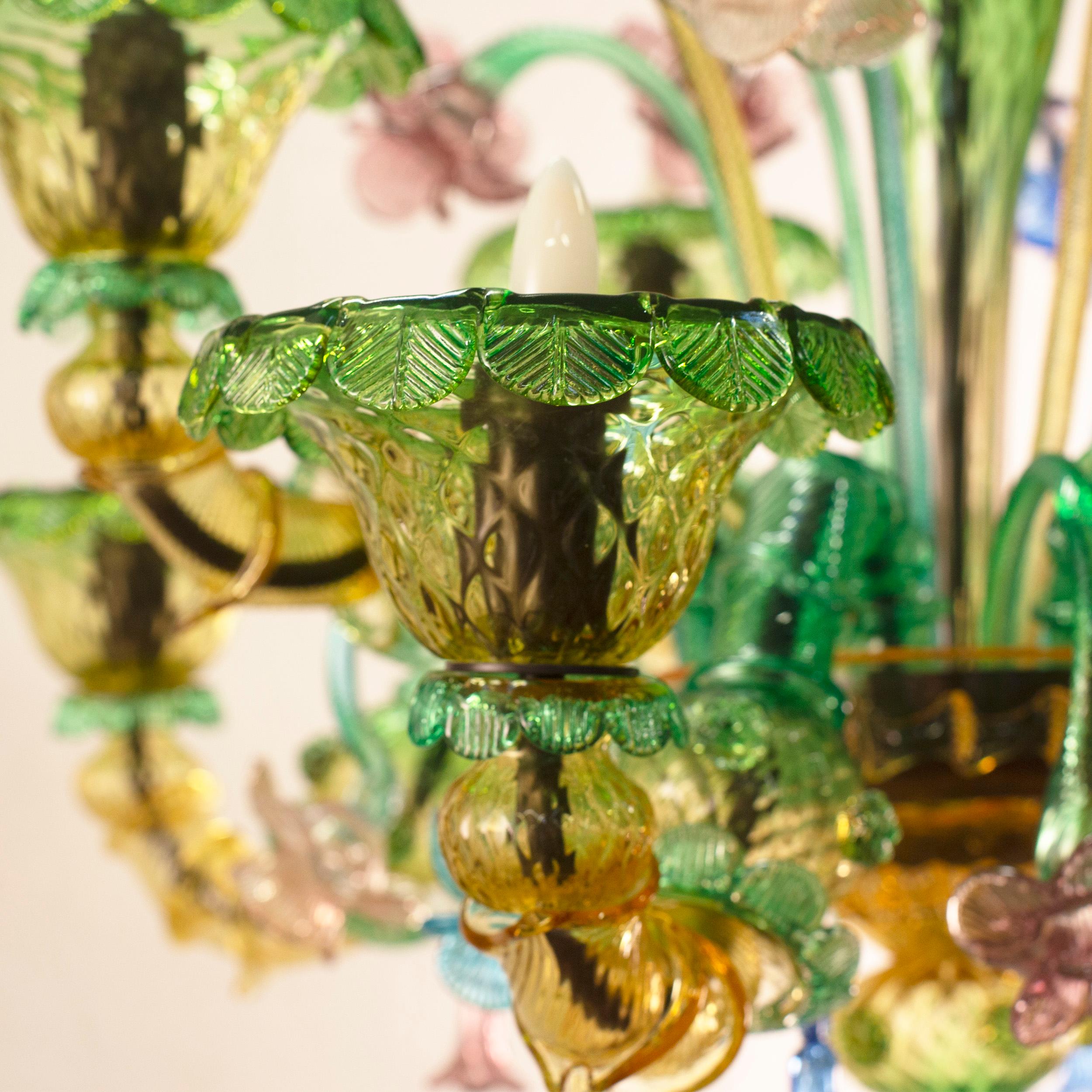 Italiano Lampadario Semi-Rezzonico a 8 bracci in vetro di Murano verde e ambra di Multiforme in vendita