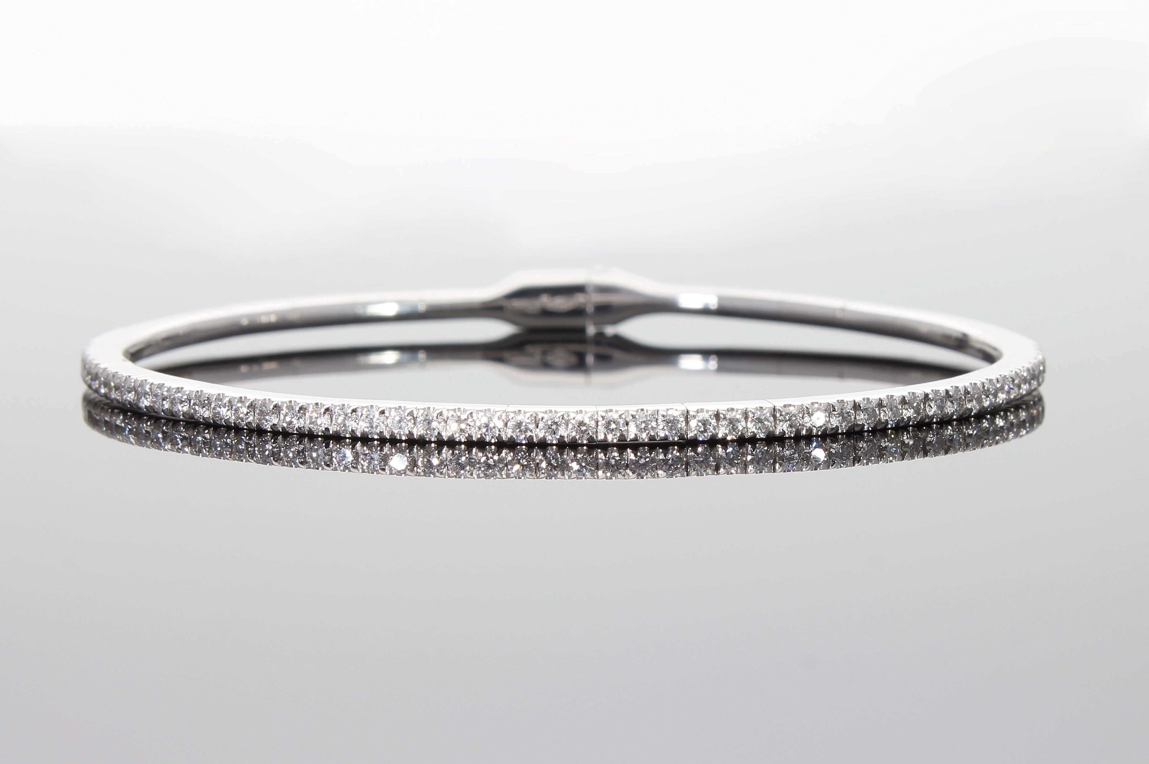 Le bracelet de modèle semi-rigide est composé d'une rangée de cinquante et un diamants taille brillant, pour un poids total en carats de 0,64 ct. 
La monture Variously est composée de différents segments qui la rendent élastique et agréable à