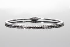 Bracciale semirigido con una fila di diamanti da 0.64 carati.