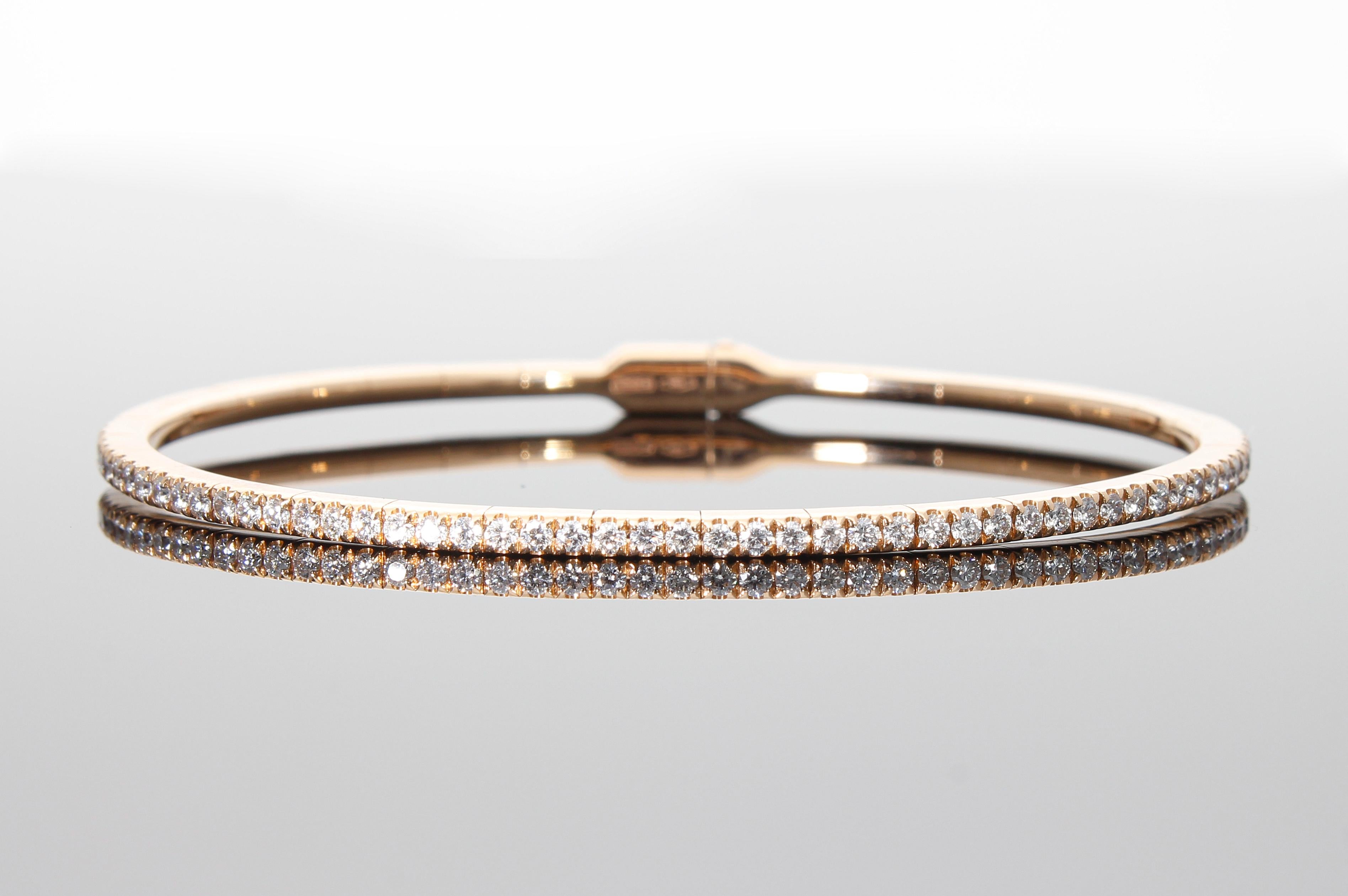 Das halbstarre Armband besteht aus einer Reihe von einundfünfzig Diamanten im Brillantschliff mit einem Gesamtkaratgewicht von 0,75 Karat. I
ts Rahmen besteht aus verschiedenen Segmenten, die ihn elastisch und angenehm zu tragen machen. 
Es hat