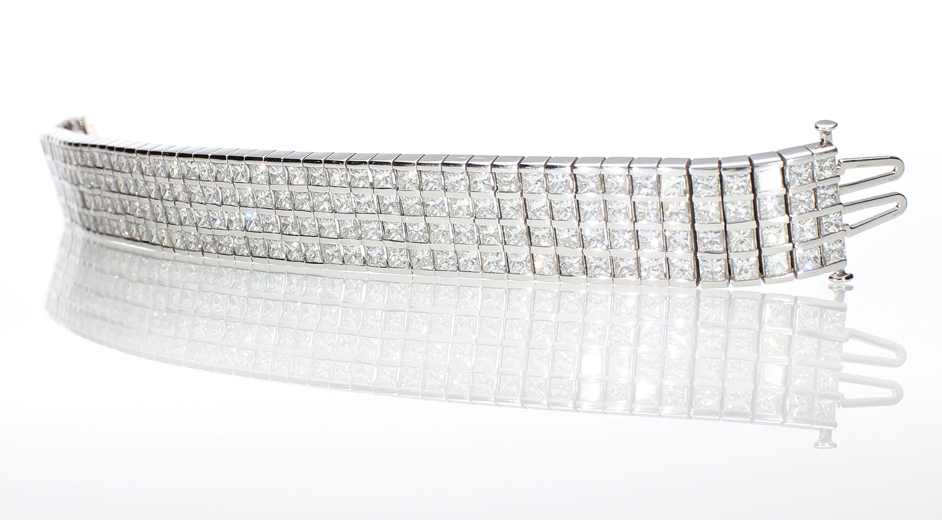 Bracelet semi-transparent en or 18 carats avec environ 20,00 carats de diamants taille princesse  en vente 4