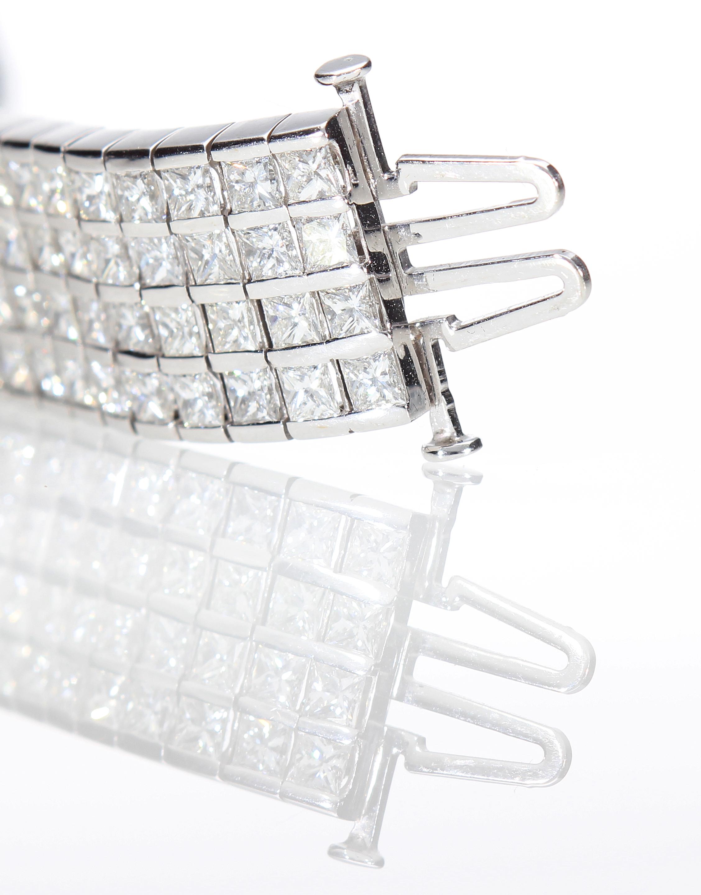 Bracelet semi-transparent en or 18 carats avec environ 20,00 carats de diamants taille princesse  en vente 12