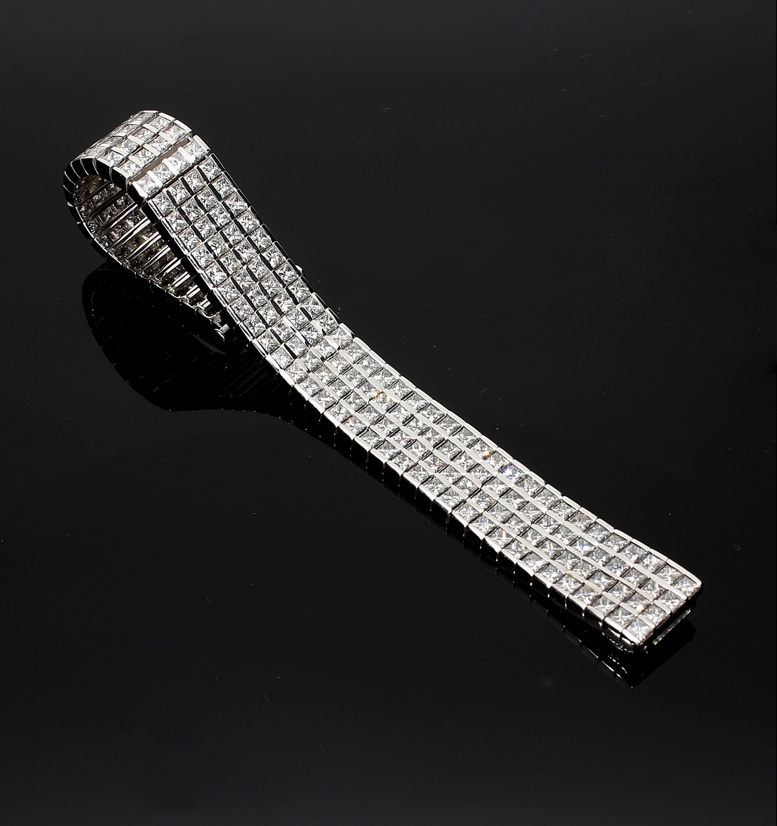 Semi-Rigid Bracelet with Approx. 20.00 Ct of Princess Cut Diamonds, Gold 18 Kt For Sale 1