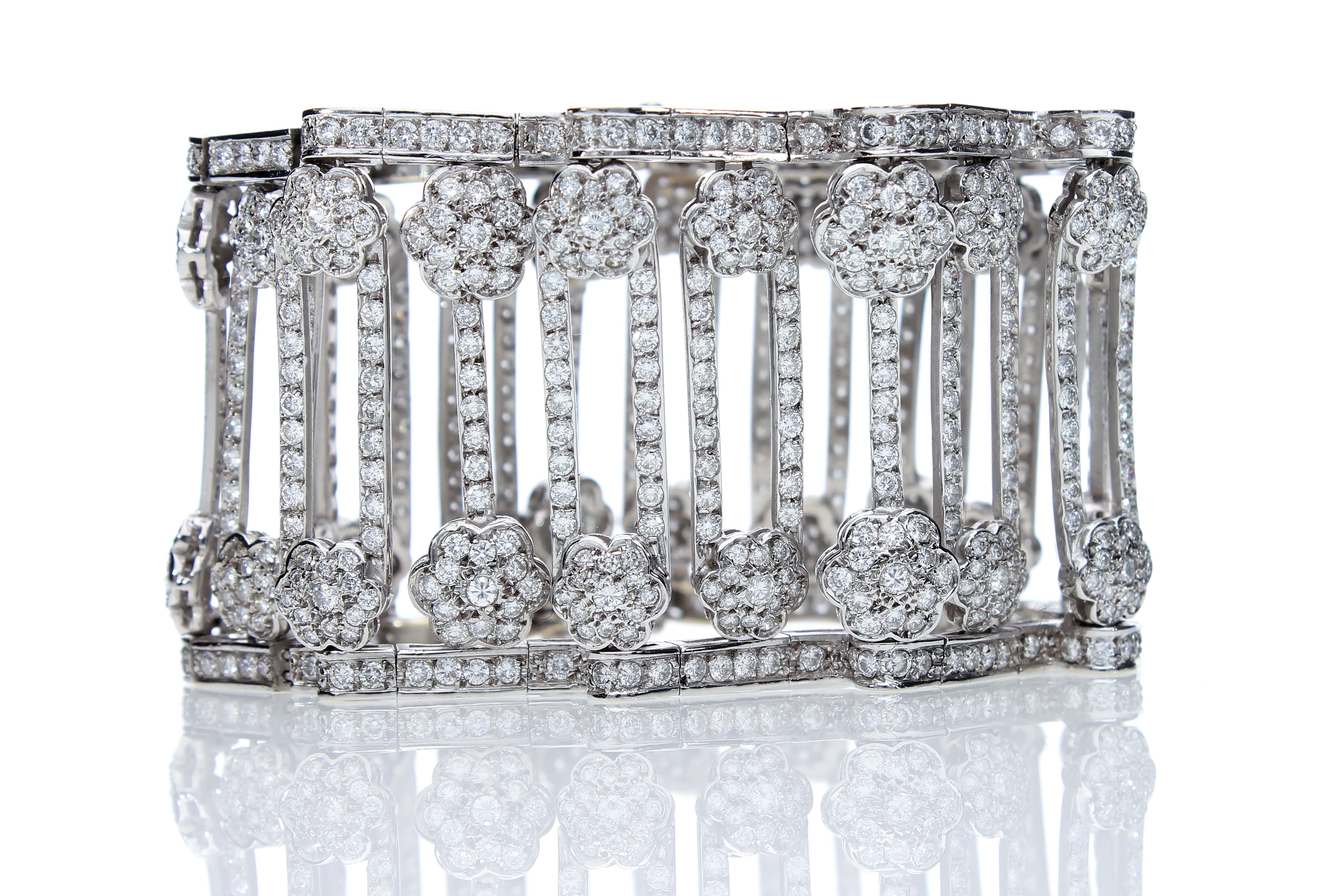 Modern Semi-Rigid Bracelet with Diamonds in 18 Kt White Gold For Sale