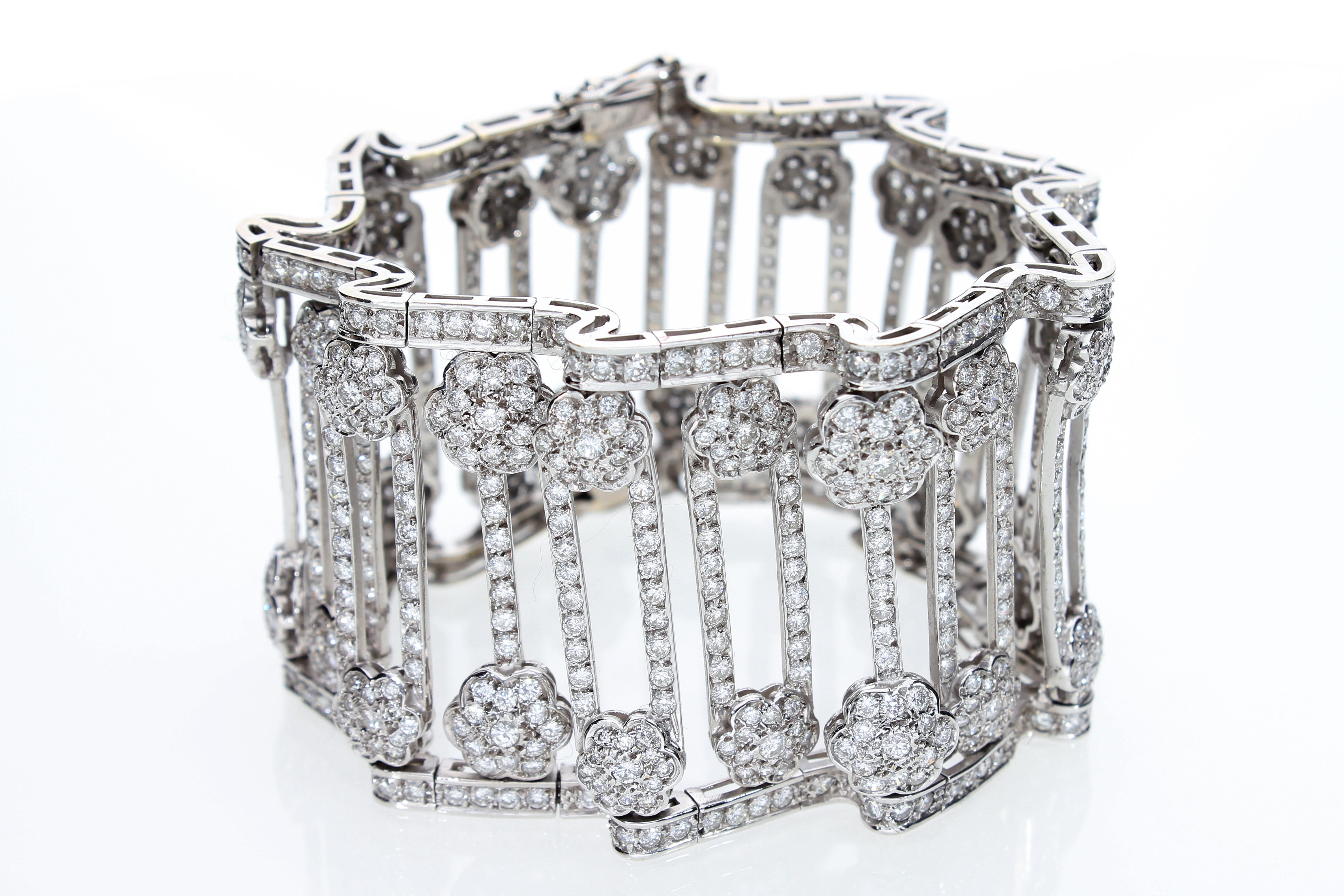 Bracciale semirigido con diamanti in oro bianco 18 Kt in vendita 1