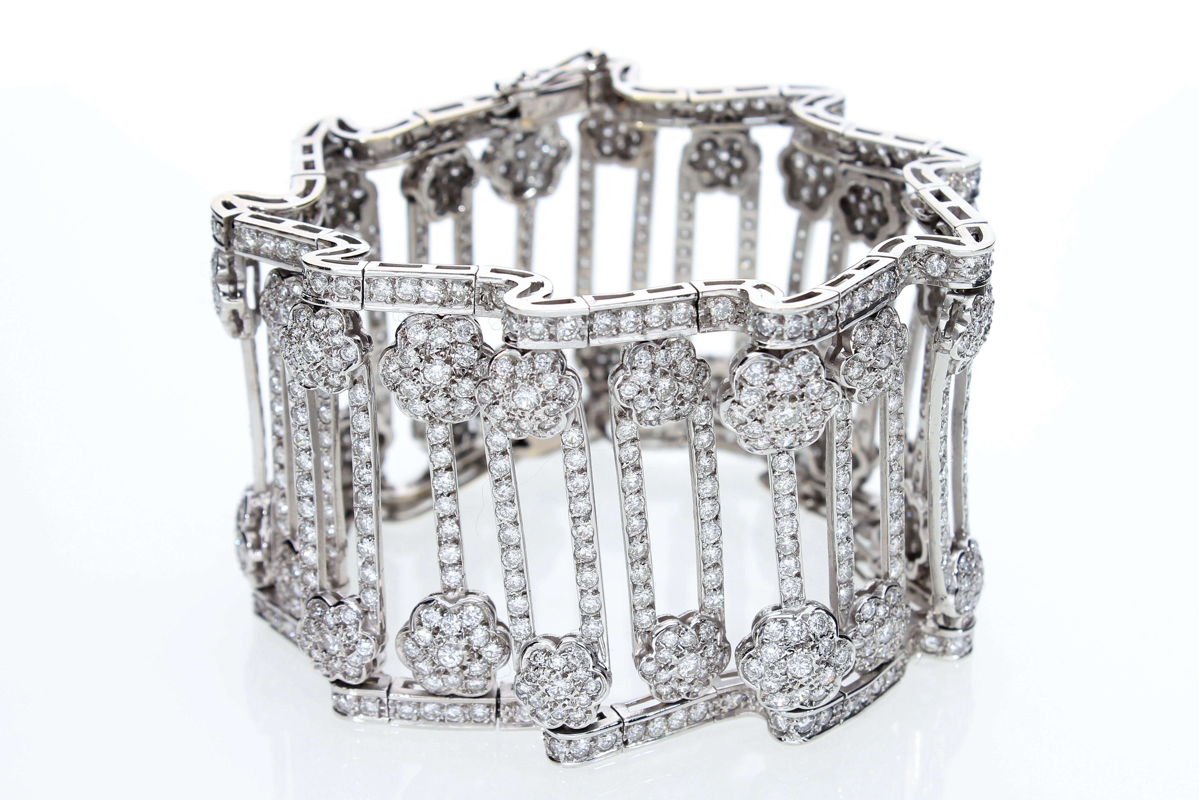 Semi-Rigid Bracelet with Diamonds in 18 Kt White Gold For Sale 1