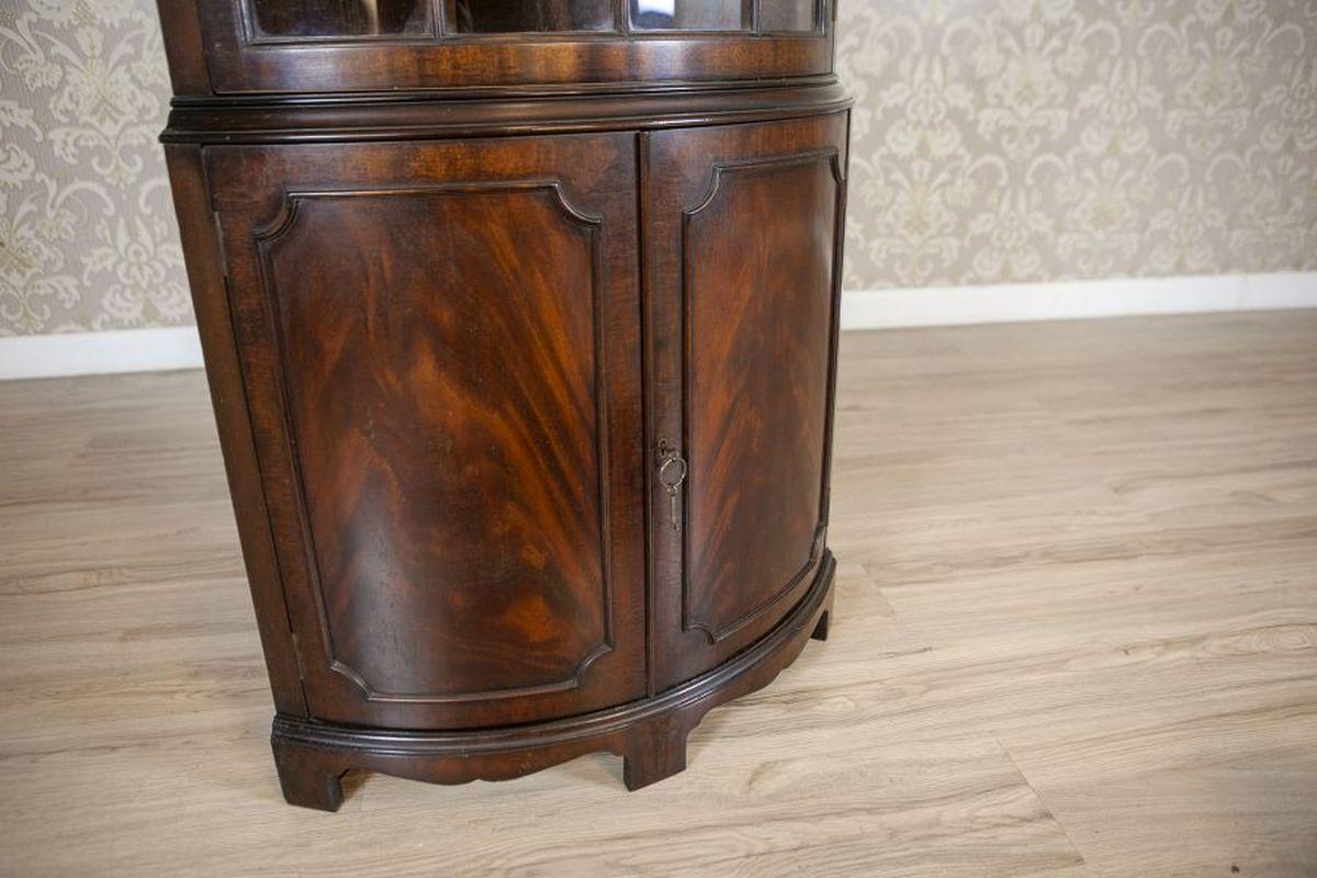 Semi-Round English Corner Display Cabinet From the Late 19th Century In Good Condition In Opole, PL