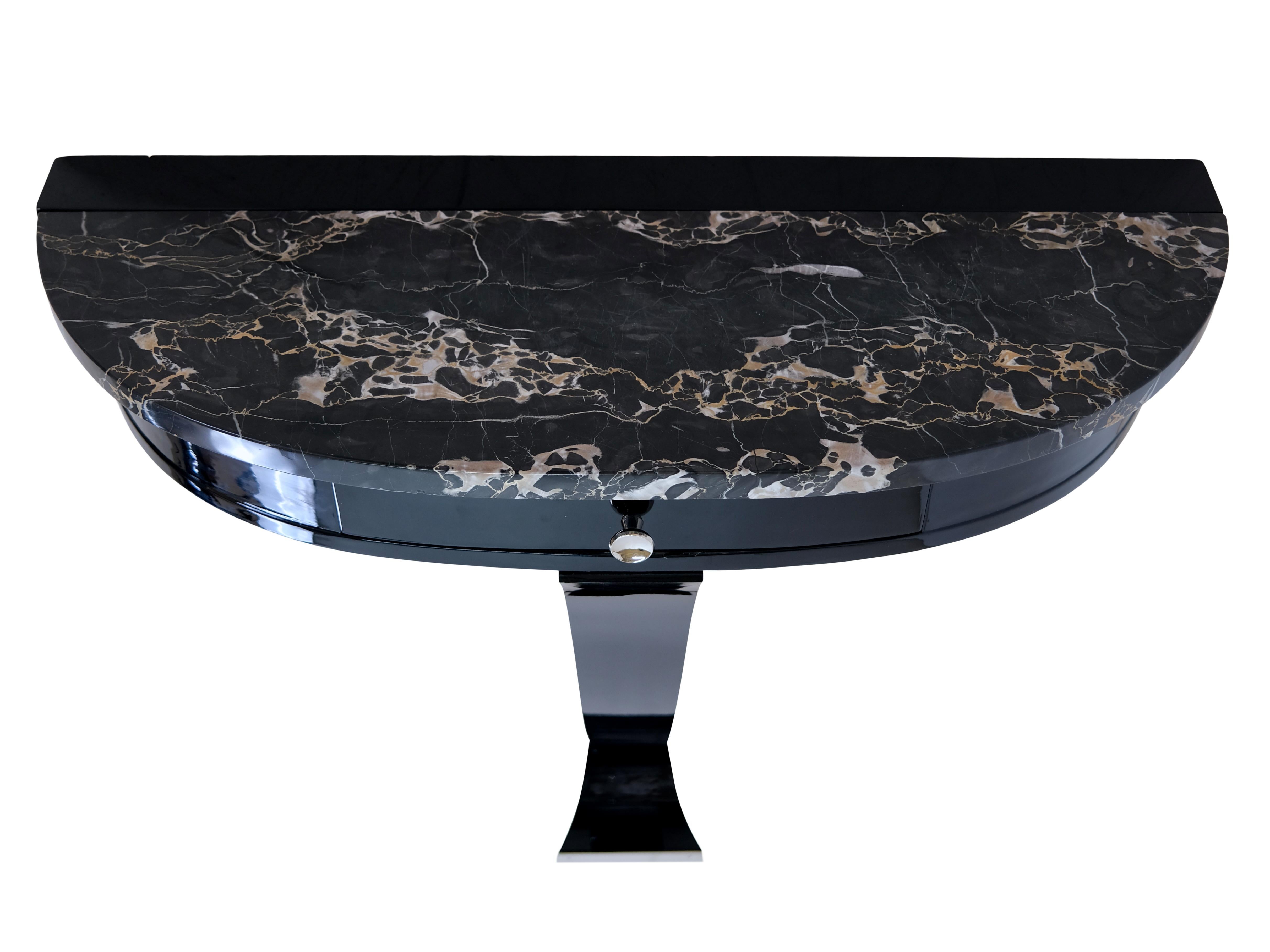 Semicircular console in black lacquer with marble top

Half-round console table with drawer
Piano lacquer, high gloss black
Top made of Portor marble

Original Art Déco, France 1930s

Dimensions:
Width: 100 cm
Height: 89 cm
Depth: 38 cm