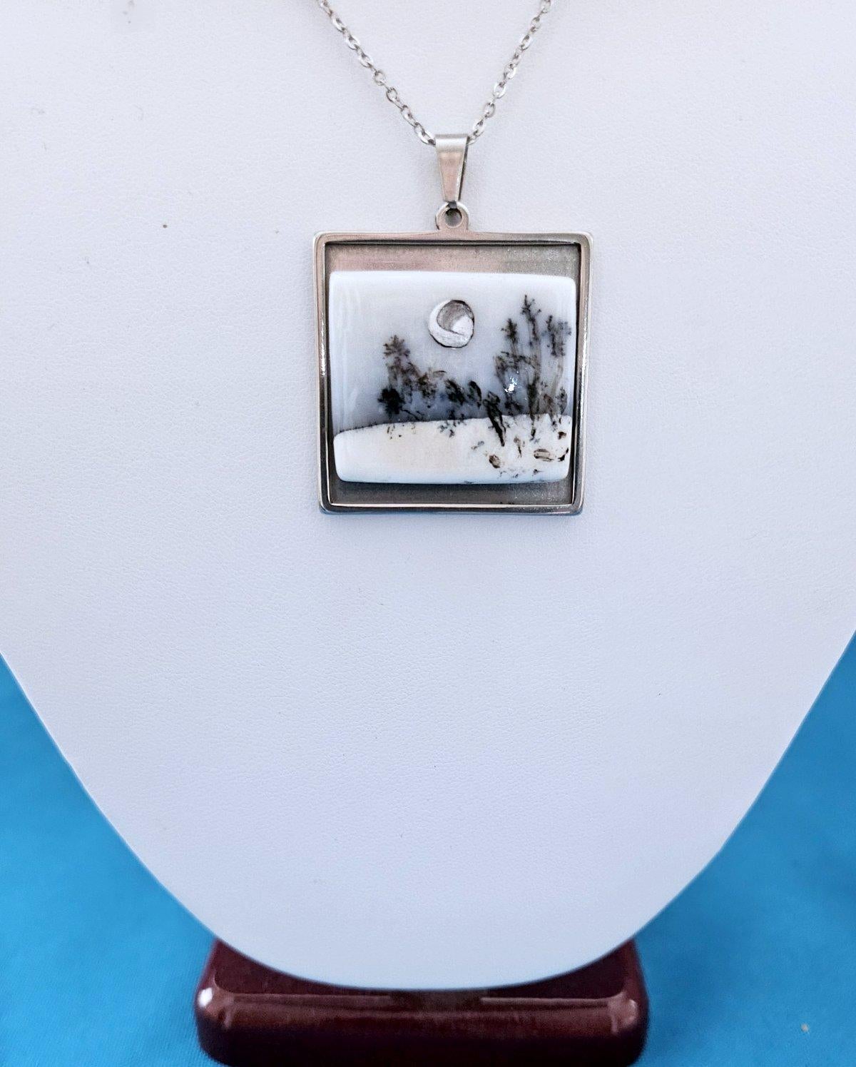 Halbedelstein, Dendritischer Achat, weißer und schwarzer Anhänger Halskette (Moderne der Mitte des Jahrhunderts) im Angebot