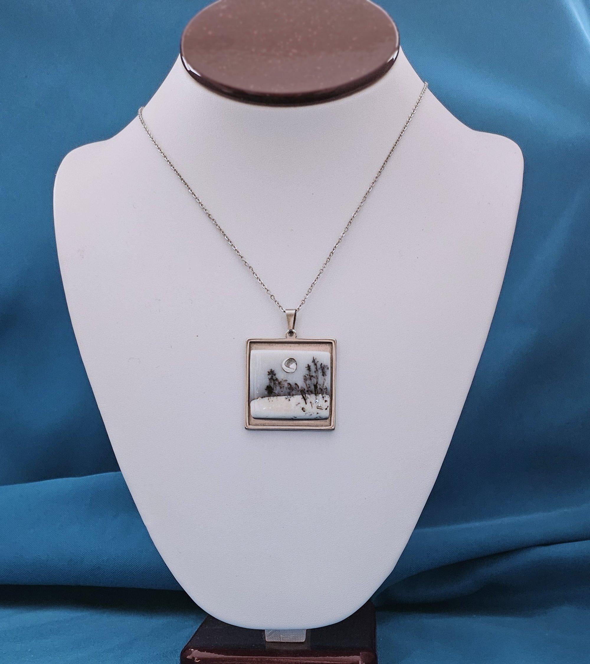 Halbedelstein, Dendritischer Achat, weißer und schwarzer Anhänger Halskette (Unbekannt) im Angebot