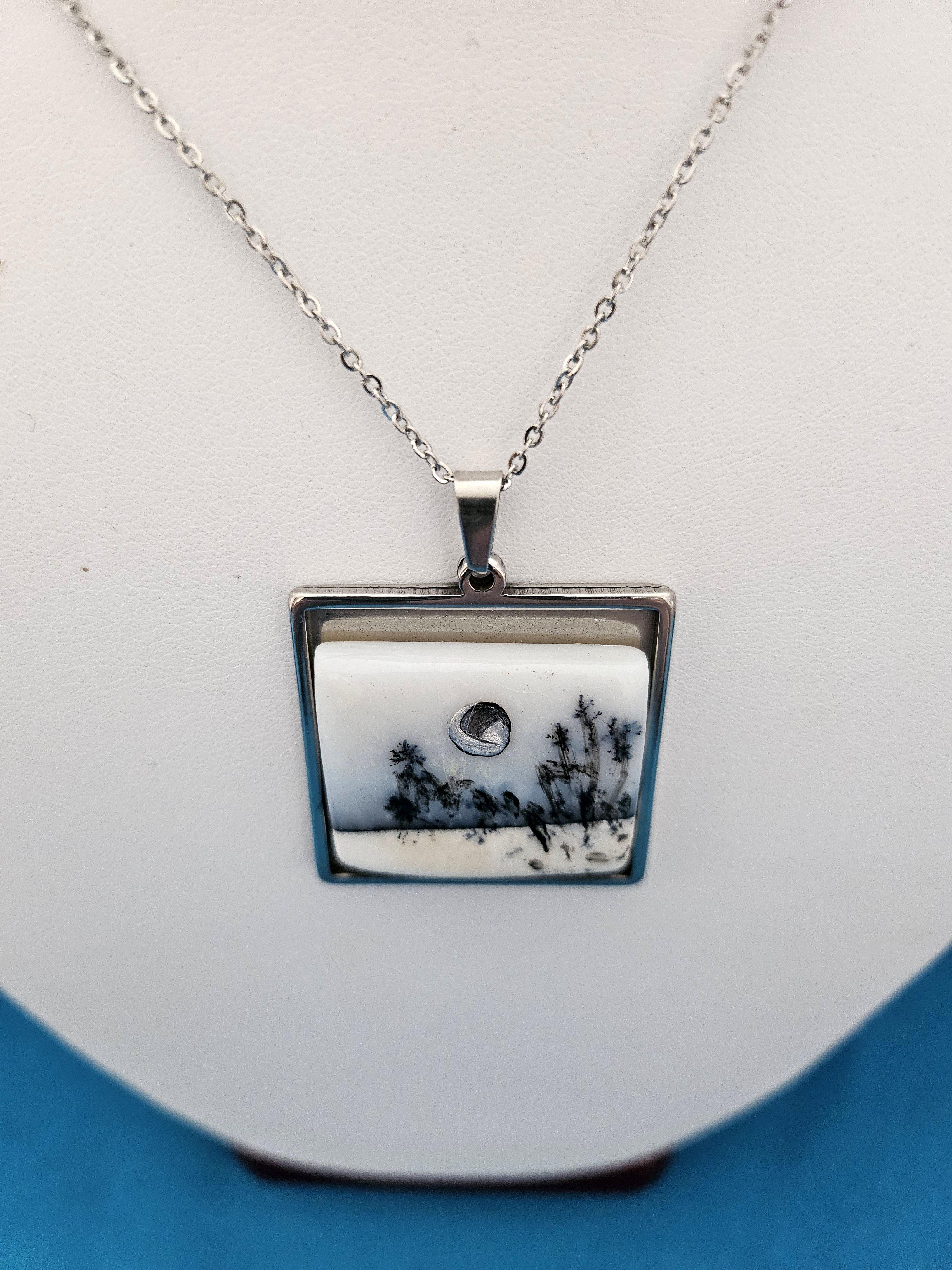 Halbedelstein, Dendritischer Achat, weißer und schwarzer Anhänger Halskette im Zustand „Gut“ im Angebot in Warrenton, OR