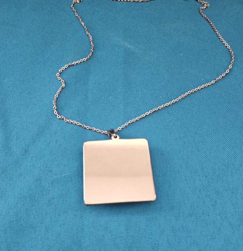 Halbedelstein, Dendritischer Achat, weißer und schwarzer Anhänger Halskette (20. Jahrhundert) im Angebot