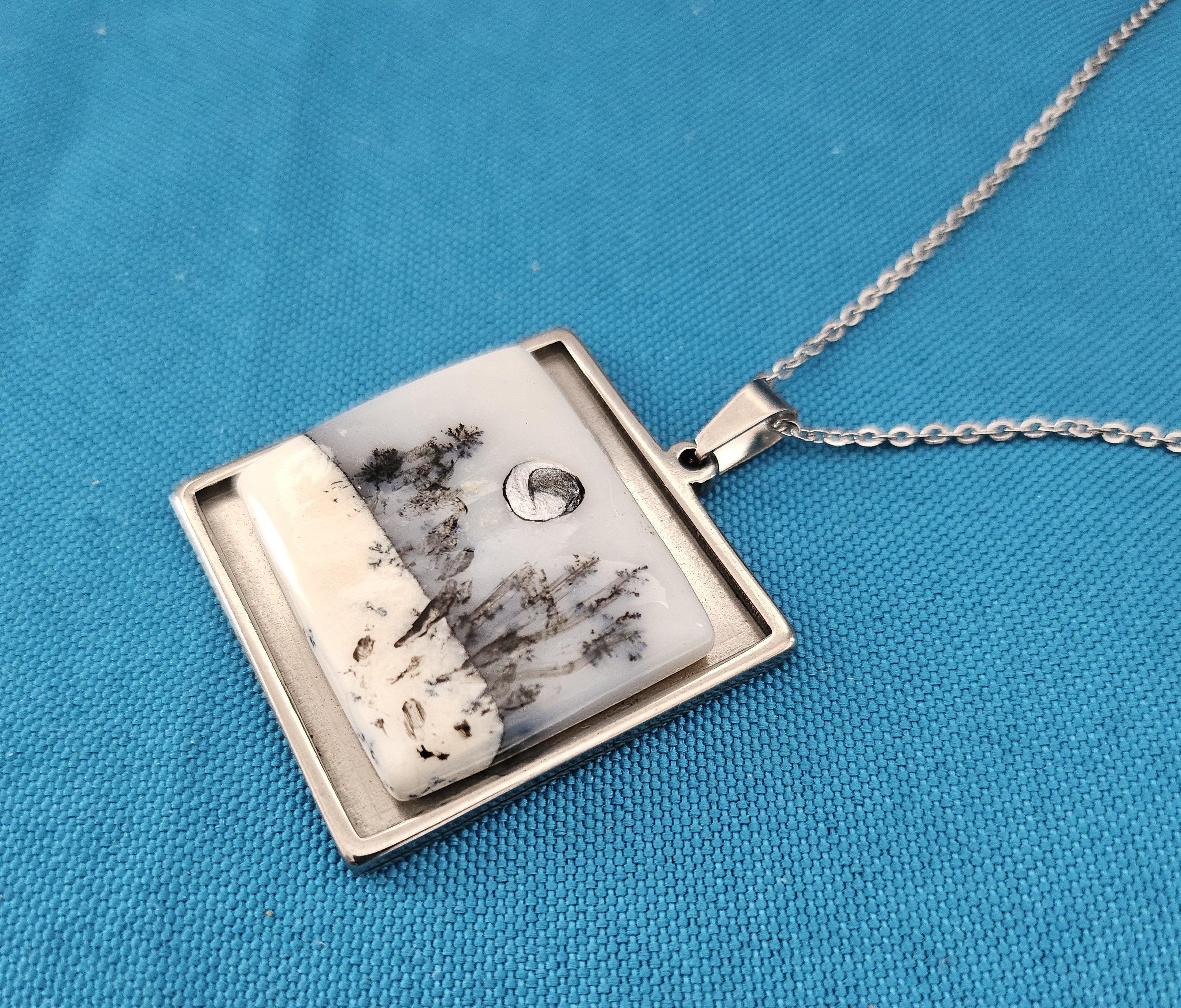 Halbedelstein, Dendritischer Achat, weißer und schwarzer Anhänger Halskette (Stein) im Angebot