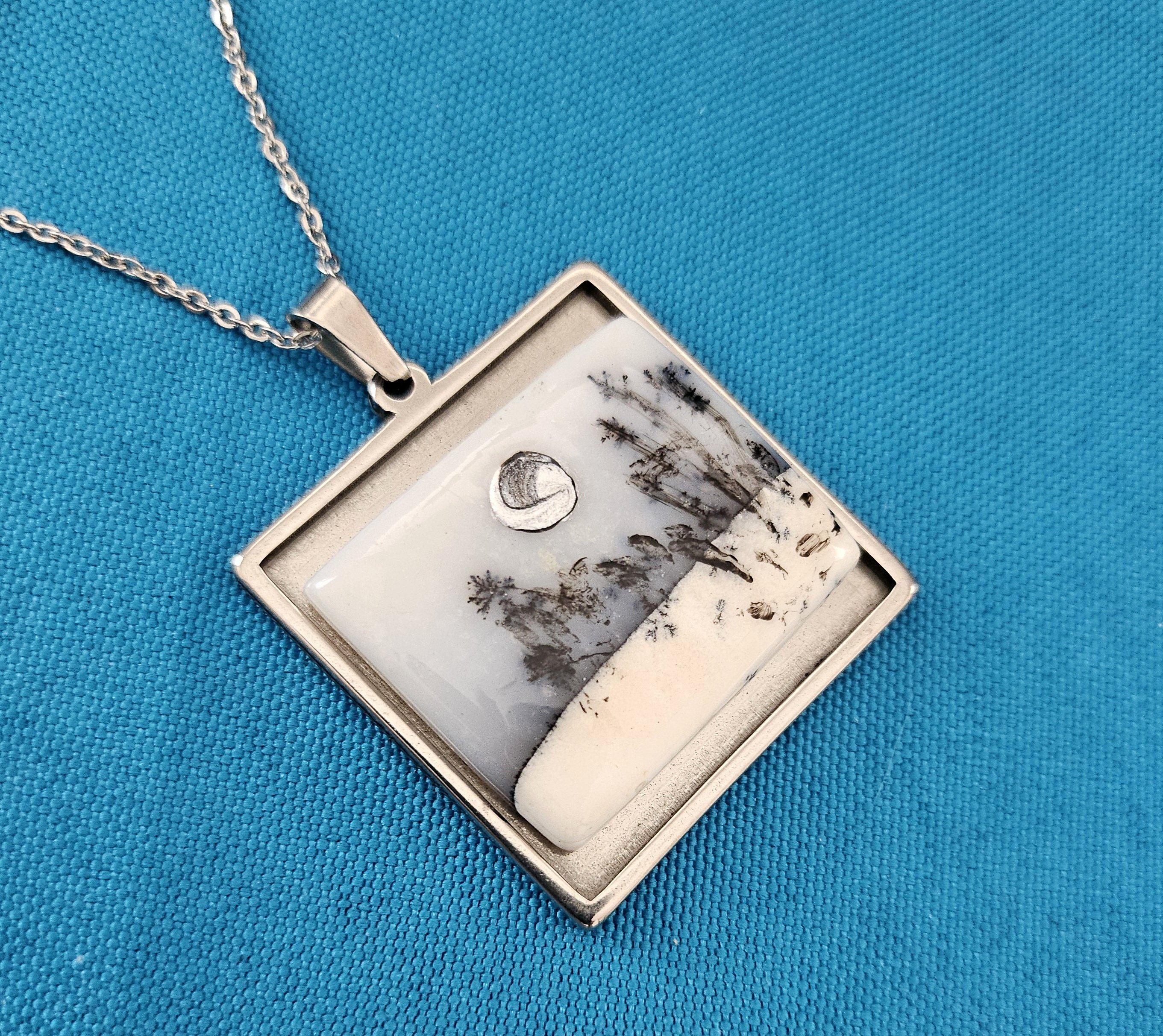 Halbedelstein, Dendritischer Achat, weißer und schwarzer Anhänger Halskette im Angebot 1