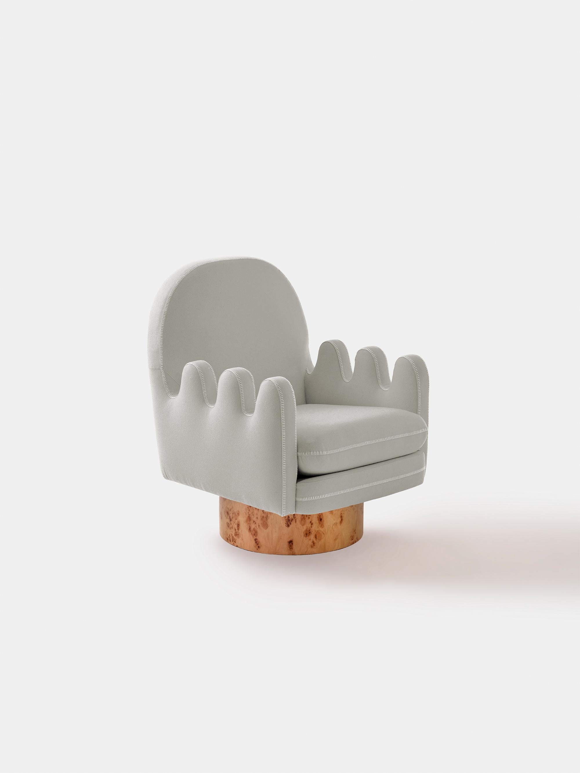 Tessuto Poltrona Semo in ciliegio di MERVE KAHRAMAN, rivestimento in legno di radica e cuciture bianche in vendita