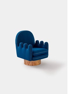 Semo-Sessel in Marineblau von Merve Kahraman, Wurzelholzpolsterung und weiße Stickereien