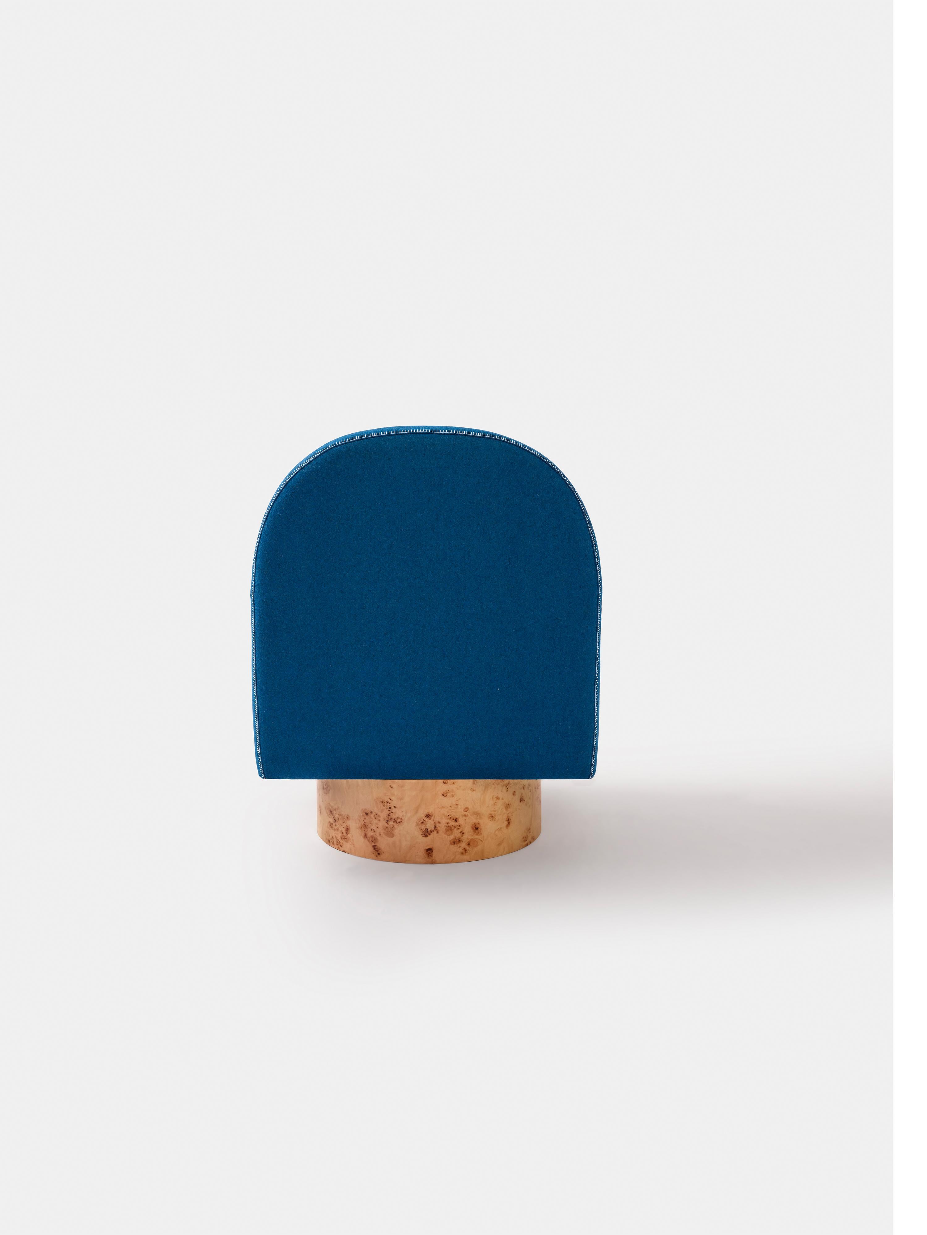 Semo-Sessel in Marineblau von Merve Kahraman, Wurzelholzpolsterung und weiße Stickereien im Zustand „Neu“ im Angebot in New York, NY