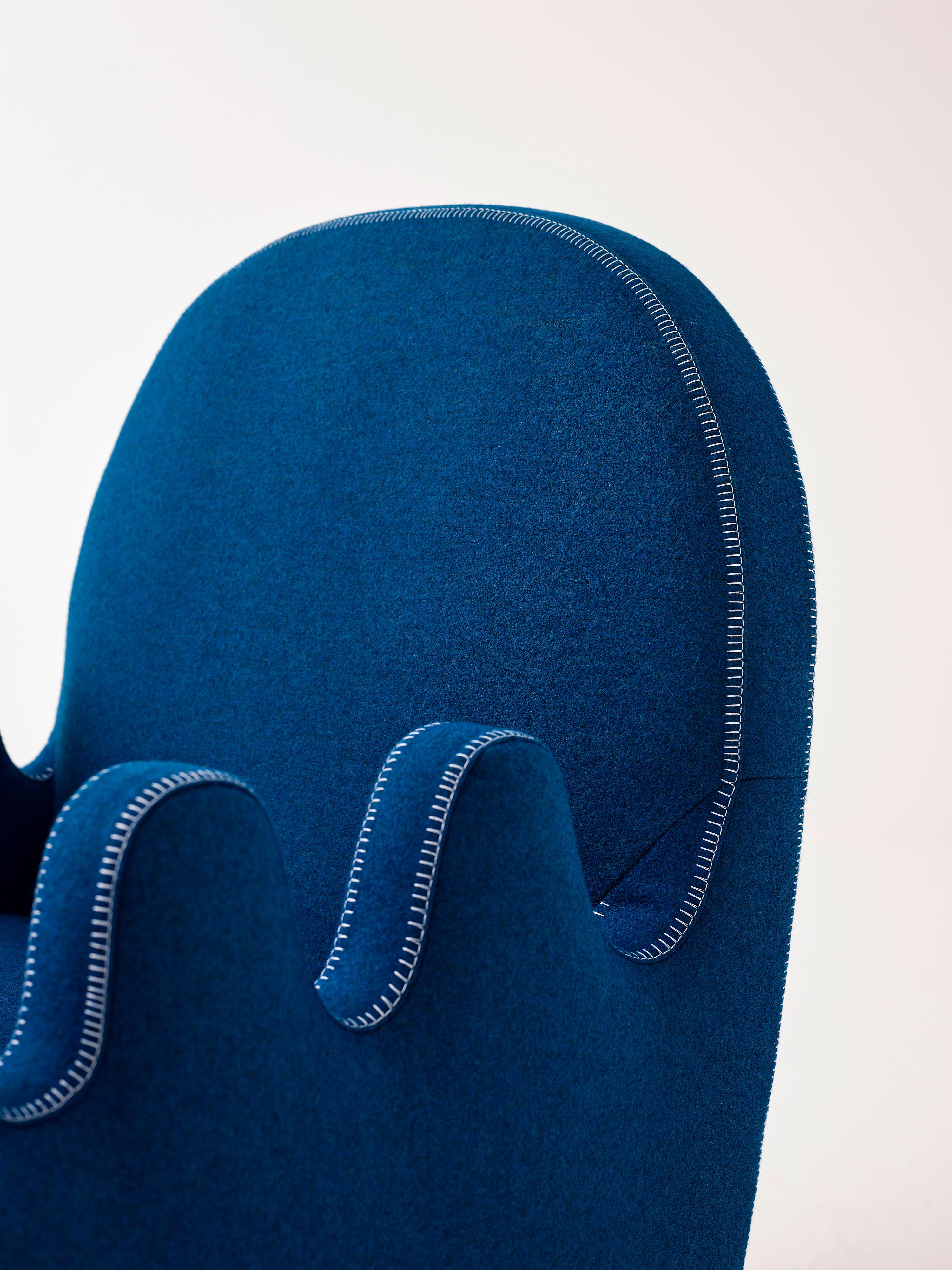 Semo-Sessel in Marineblau von Merve Kahraman, Wurzelholzpolsterung und weiße Stickereien im Angebot 2