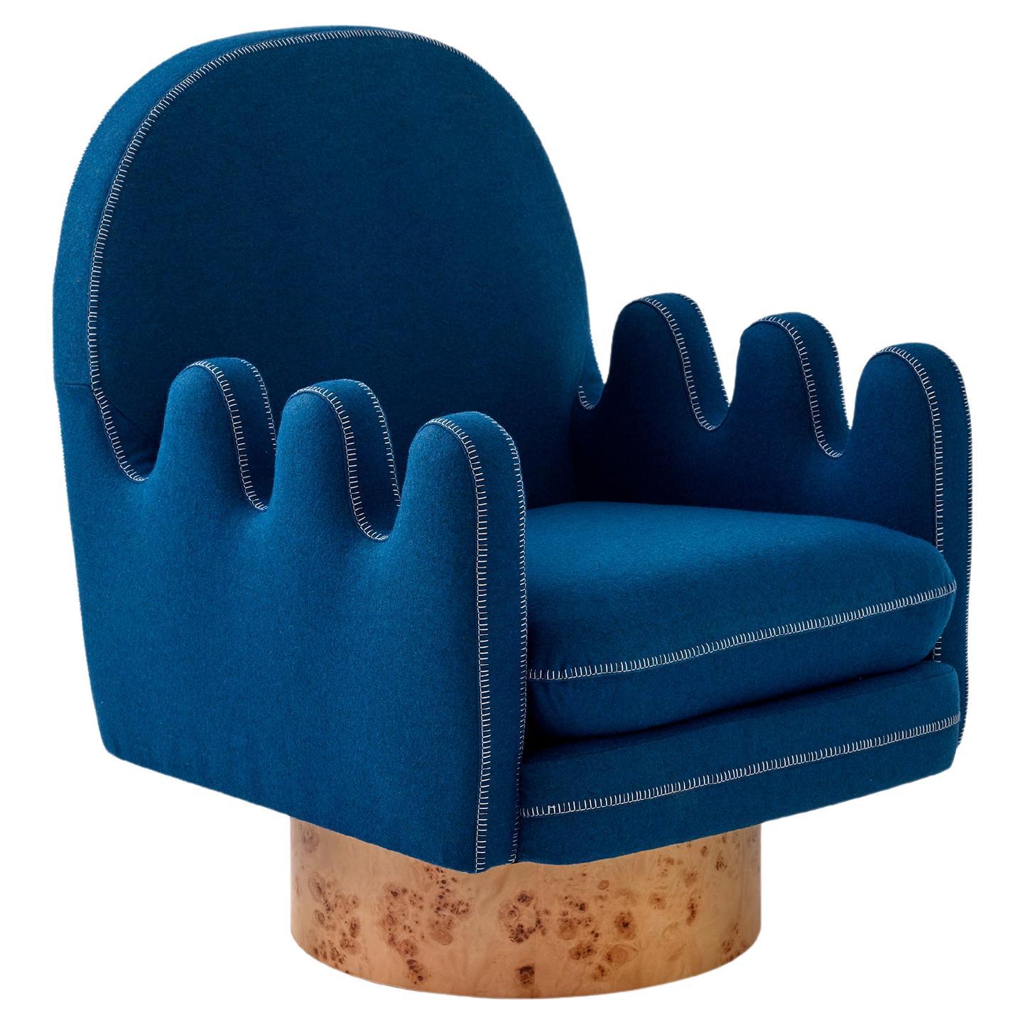 Fauteuil Semo bleu marine de Merve Kahraman, rembourrage en bois de broussin avec surpiqûres blanches