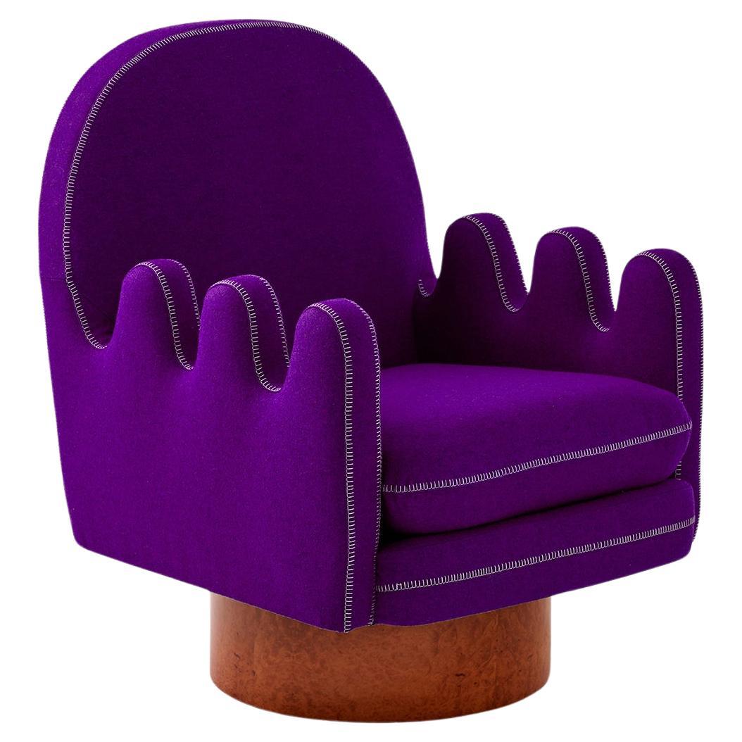 Poltrona Semo in viola di Merve KAHRAMAN, rivestimento in legno di radica e cuciture bianche