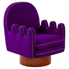 Poltrona Semo in viola di Merve KAHRAMAN, rivestimento in legno di radica e cuciture bianche