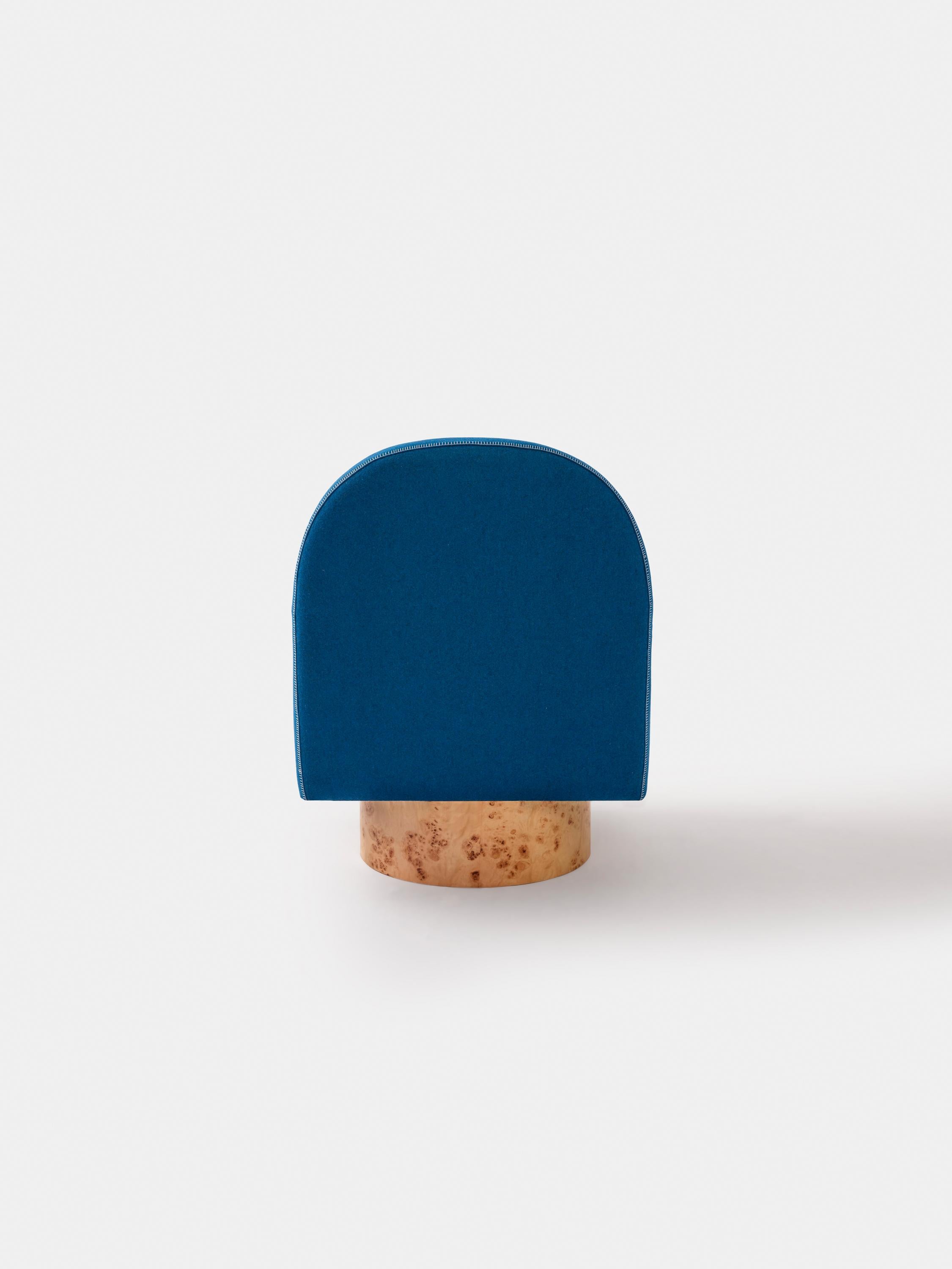 Semo-Sessel mit blauem Stoff und poliertem Wurzelholz im Angebot 3