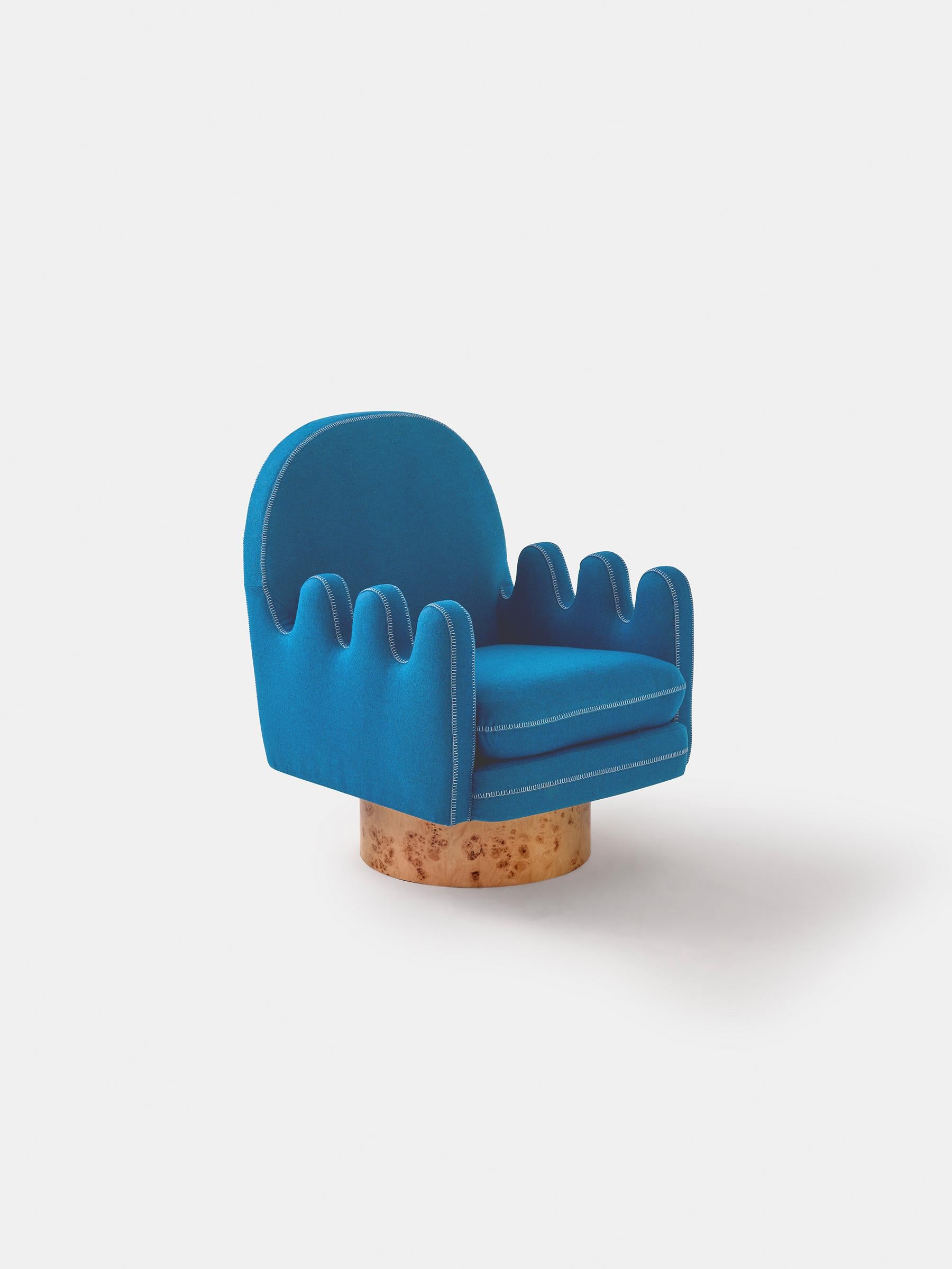 Semo-Sessel mit blauem Stoff und poliertem Wurzelholz (Arts and Crafts) im Angebot