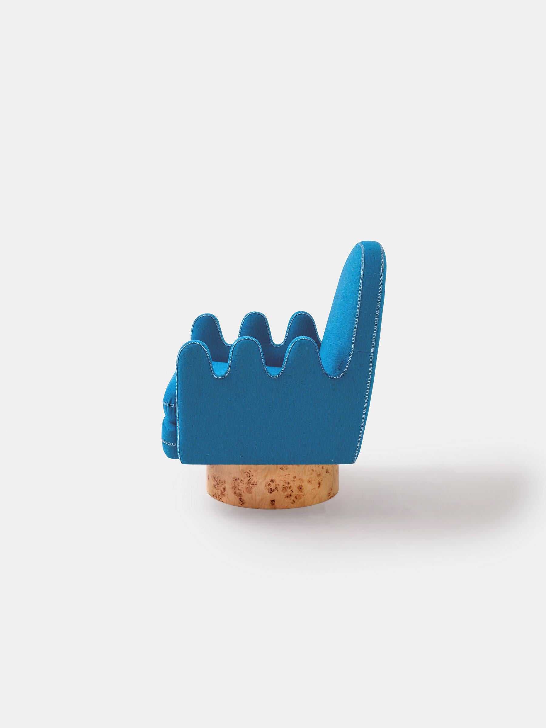 Semo-Sessel mit blauem Stoff und poliertem Wurzelholz (Türkisch) im Angebot