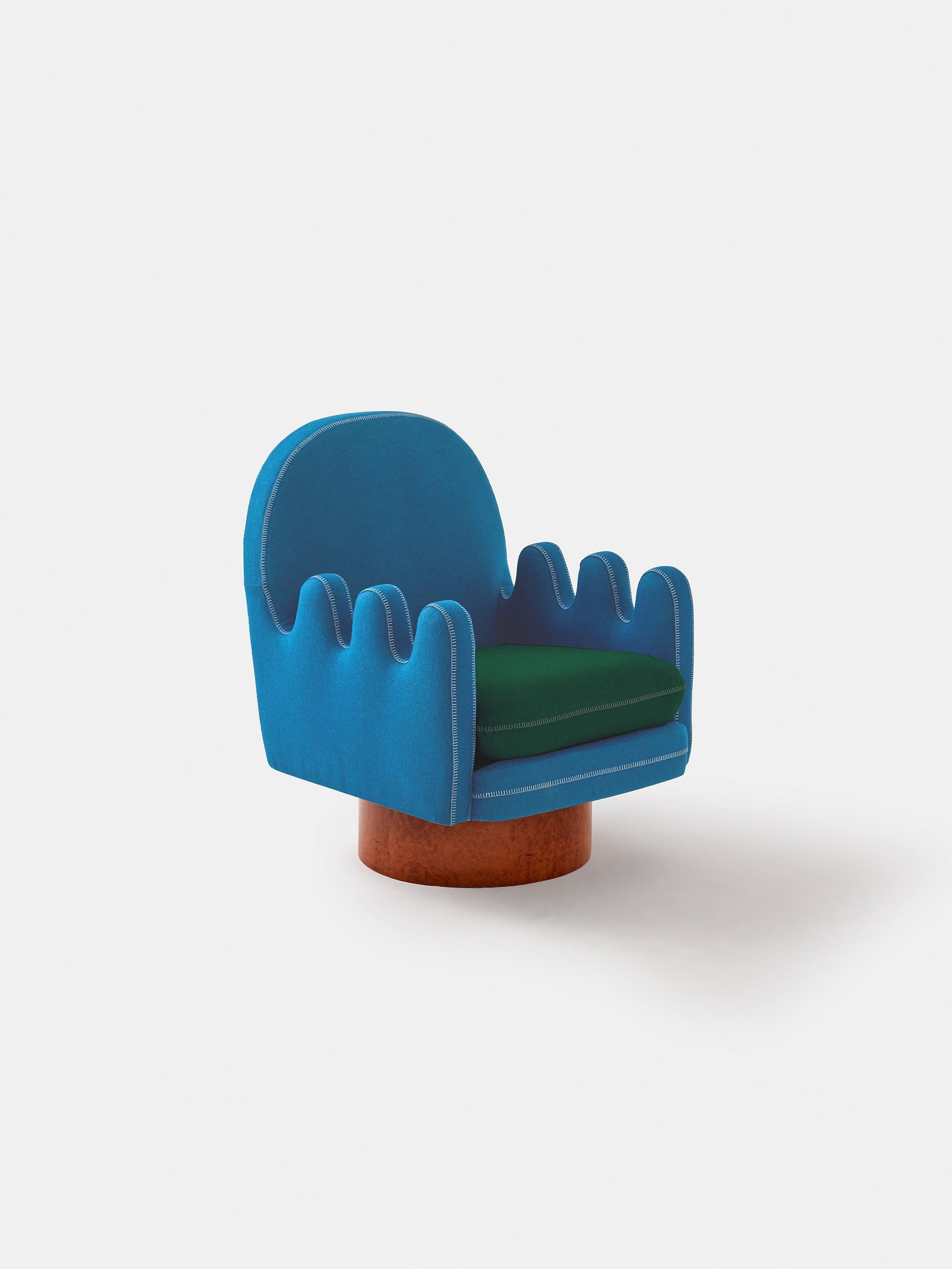 Semo-Sessel mit blauem Stoff und poliertem Wurzelholz (Handgefertigt) im Angebot