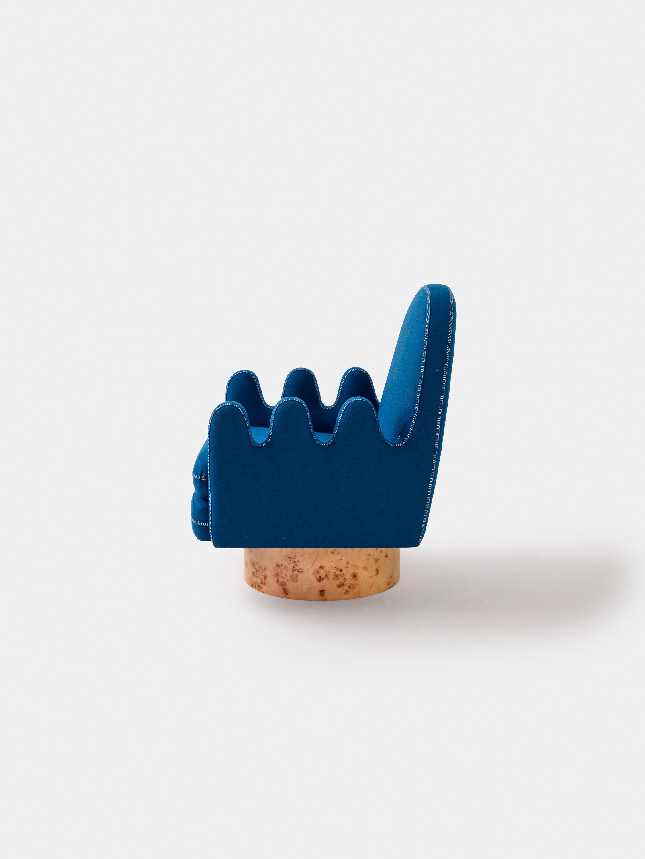 Semo-Sessel mit blauem Stoff und poliertem Wurzelholz im Angebot 1