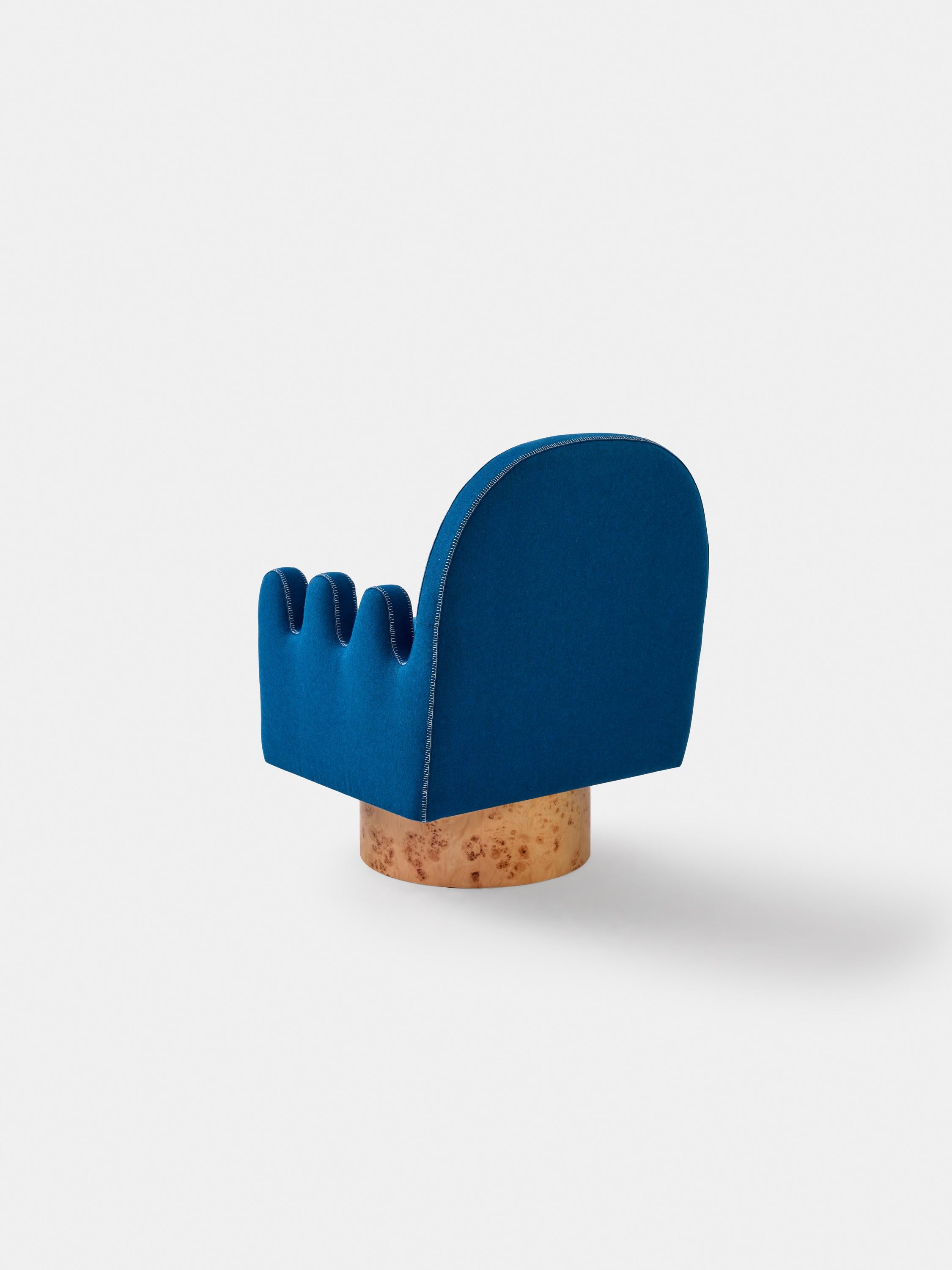Semo-Sessel mit blauem Stoff und poliertem Wurzelholz im Angebot 2