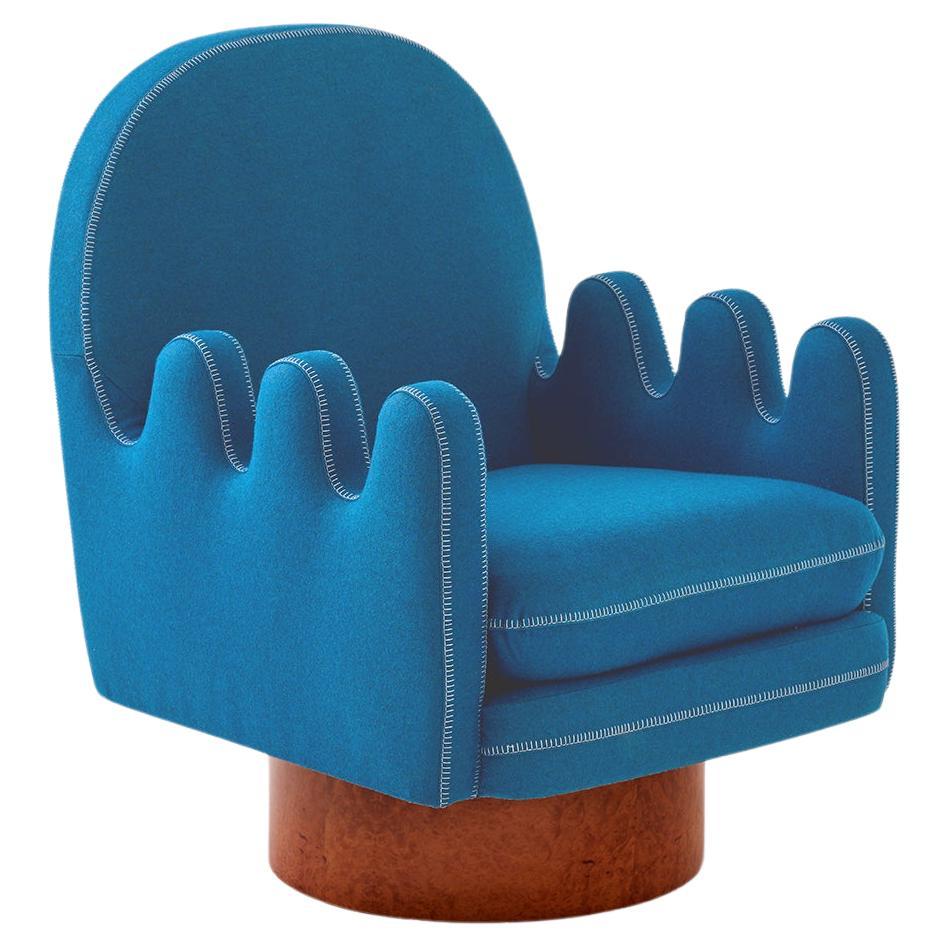 Semo-Sessel mit blauem Stoff und poliertem Wurzelholz