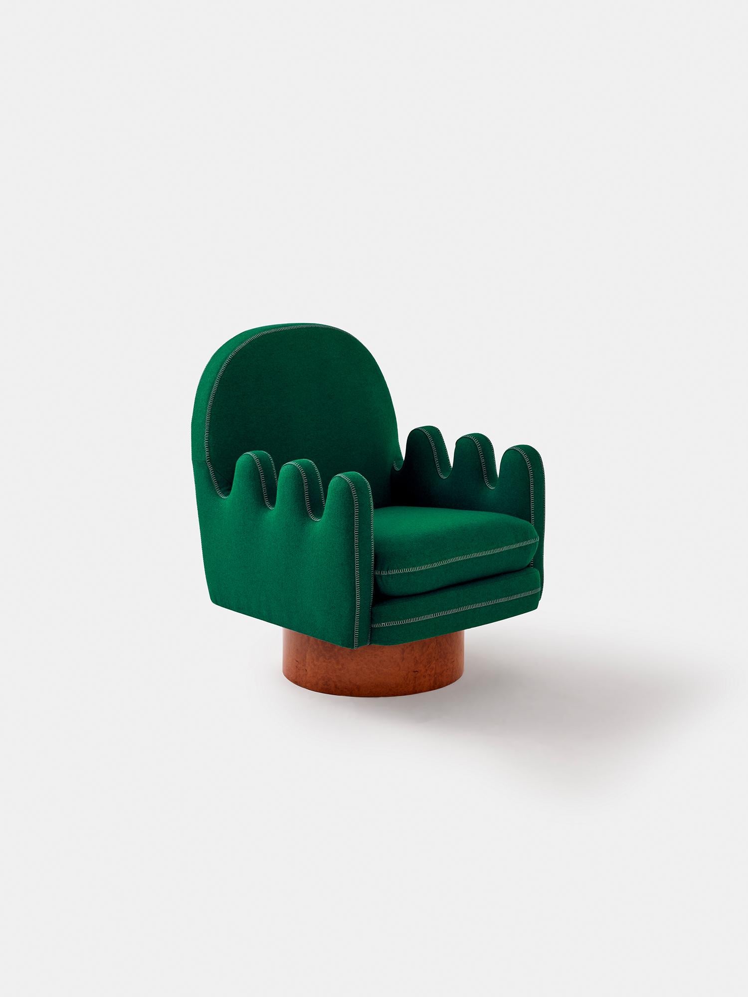 SEMO est le fauteuil parfait pour les personnes qui s'assoient sur le côté et pour celles qui aiment pivoter. Les bras épais des doigts sont parfaits pour placer vos jambes pendant que vous tournez à gauche et à droite. Semo ressemble à un gant de