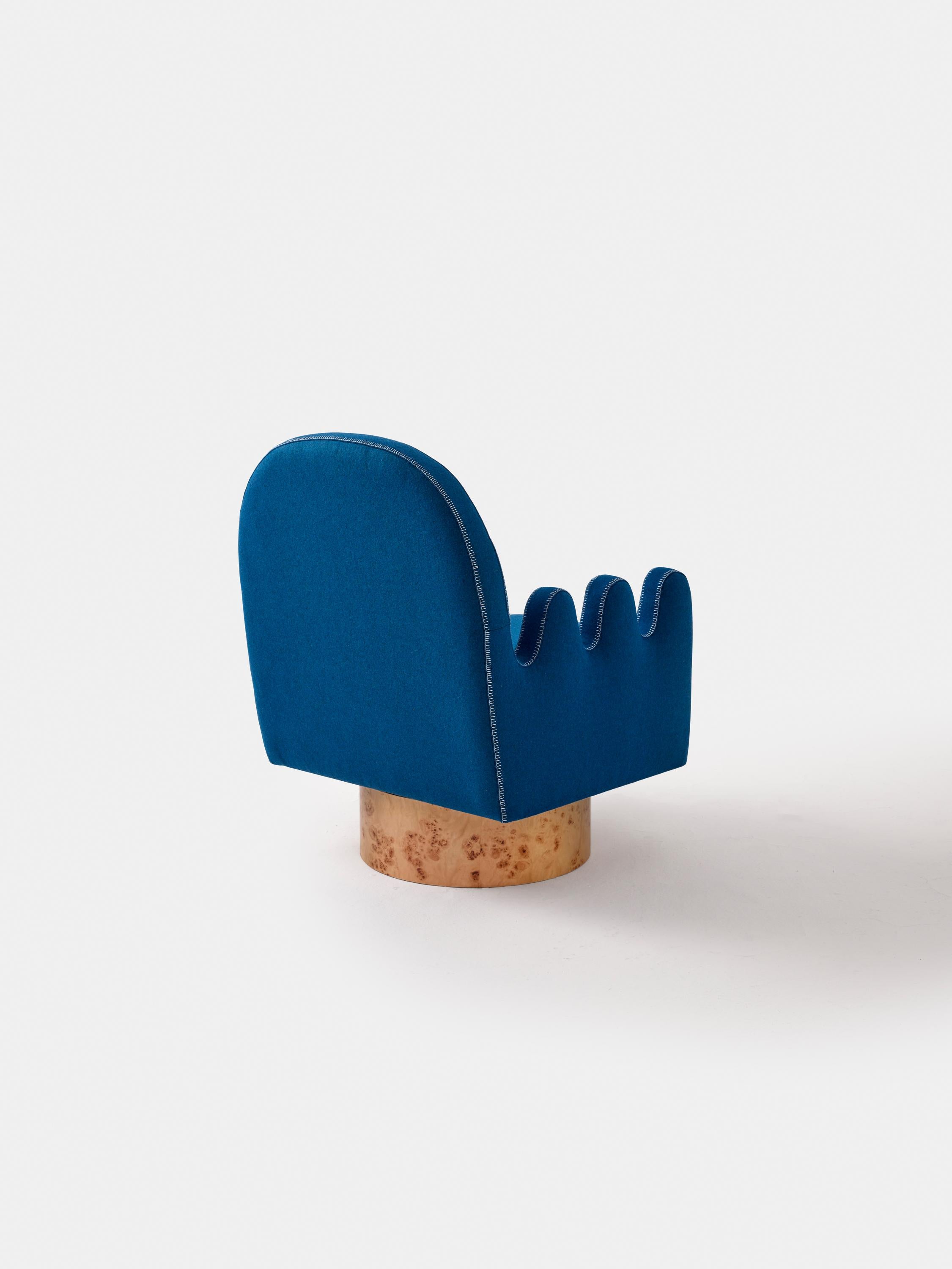 Semo-Sessel mit marineblauem Stoff und poliertem Wurzelholz (21. Jahrhundert und zeitgenössisch) im Angebot