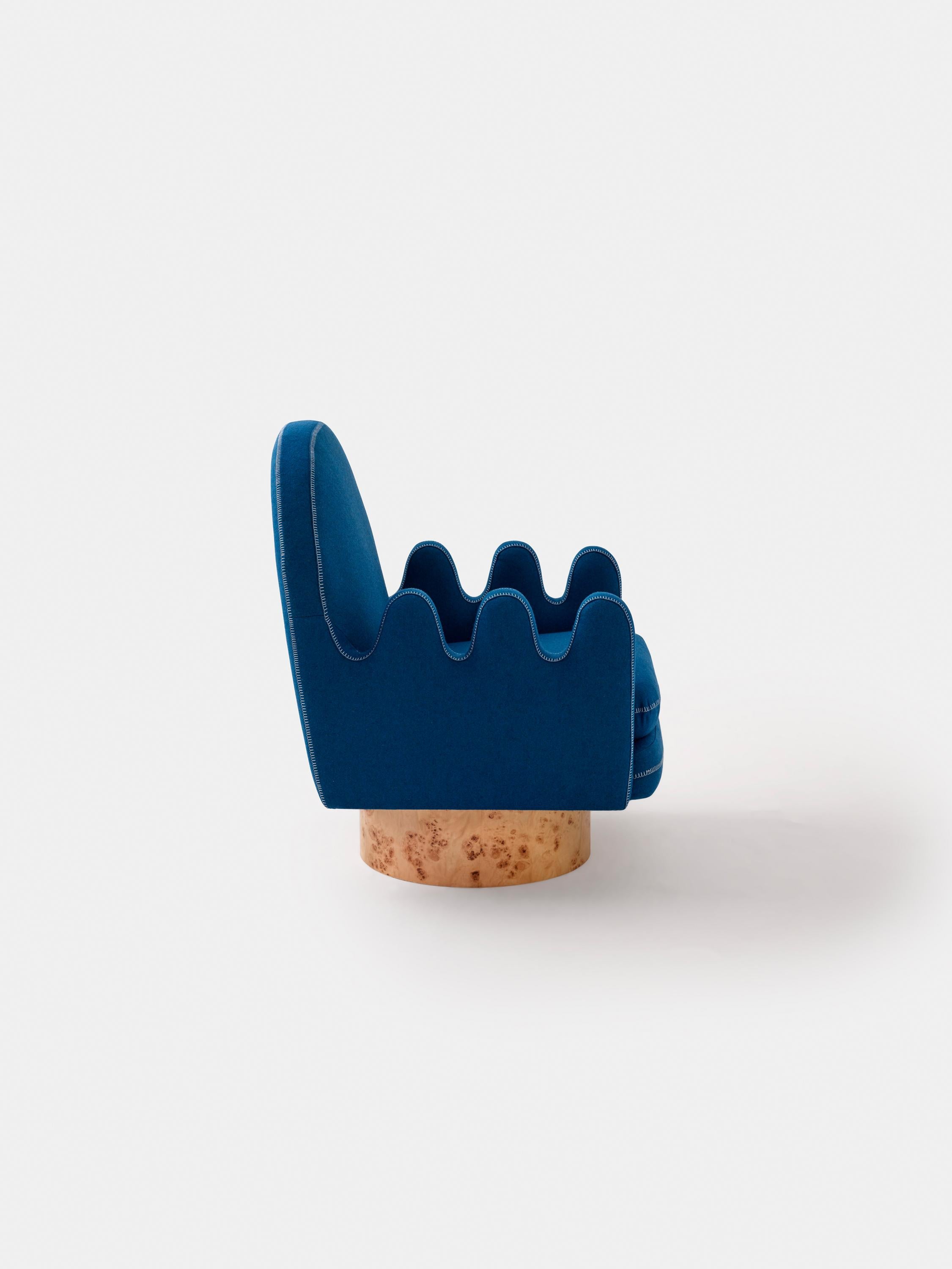 Semo-Sessel mit marineblauem Stoff und poliertem Wurzelholz im Angebot 1
