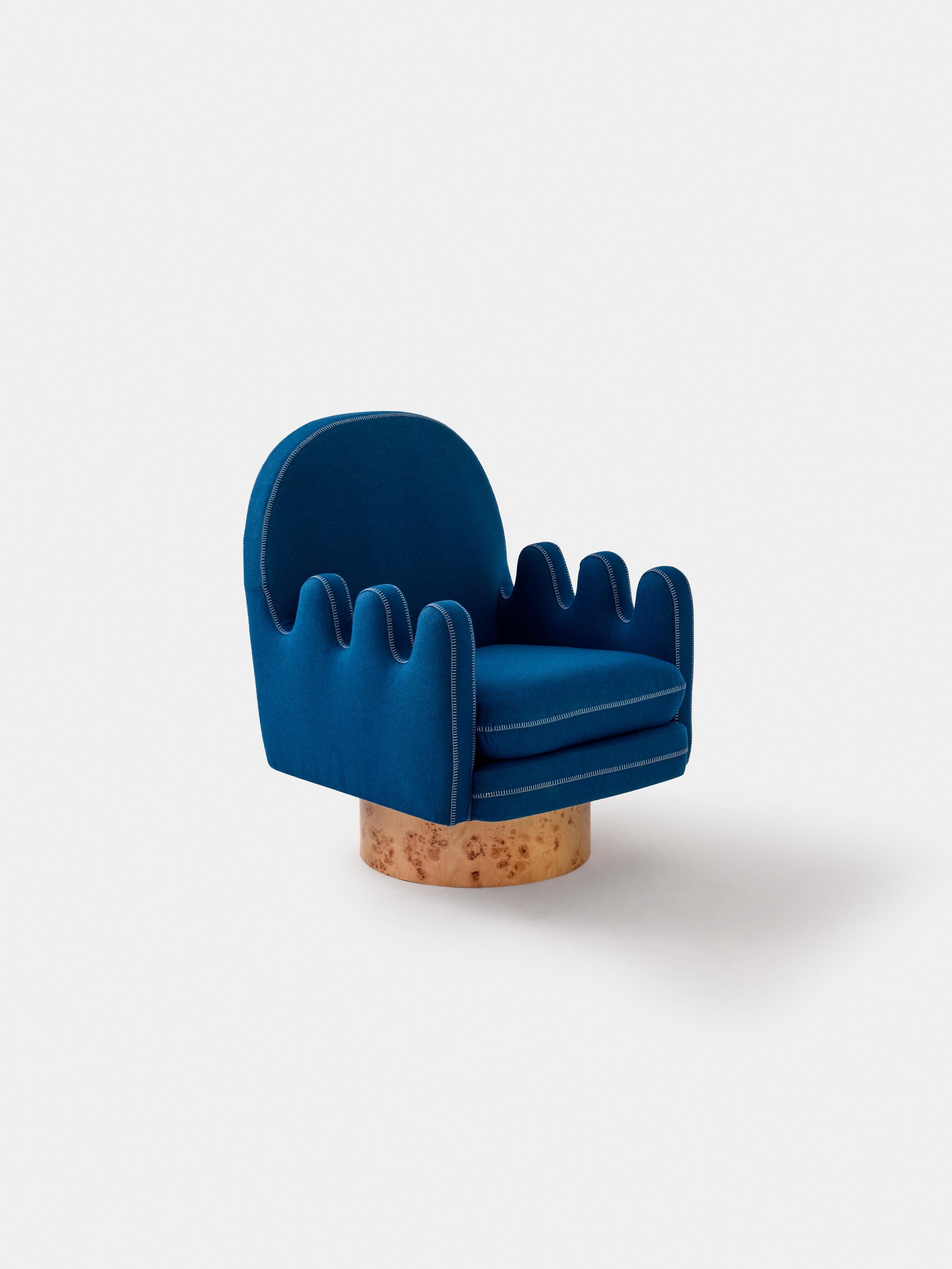 Semo-Sessel mit marineblauem Stoff und poliertem Wurzelholz im Angebot 2