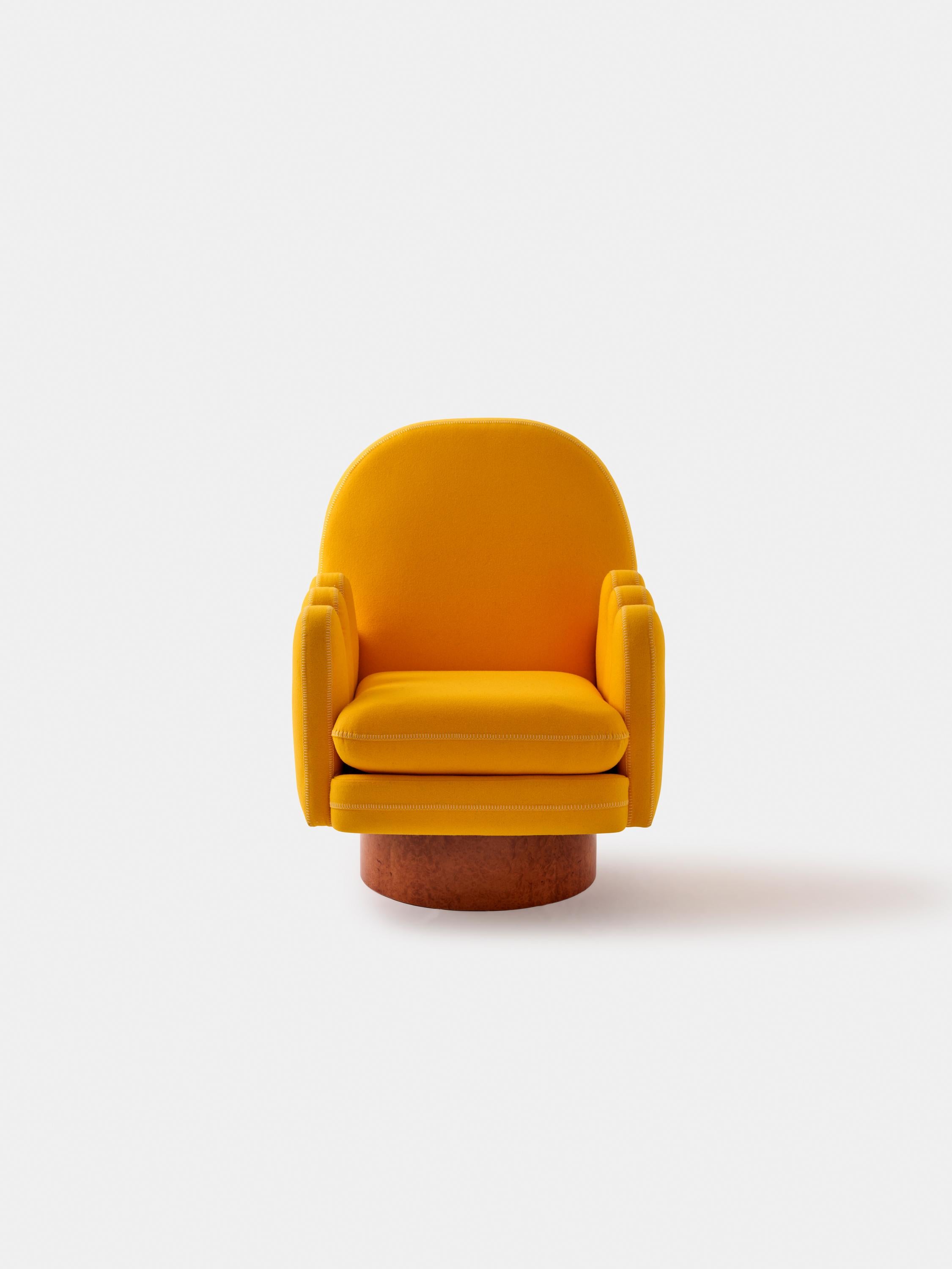 Semo-Sessel mit gelbem und grünem Stoff und poliertem Wurzelholz (Arts and Crafts) im Angebot