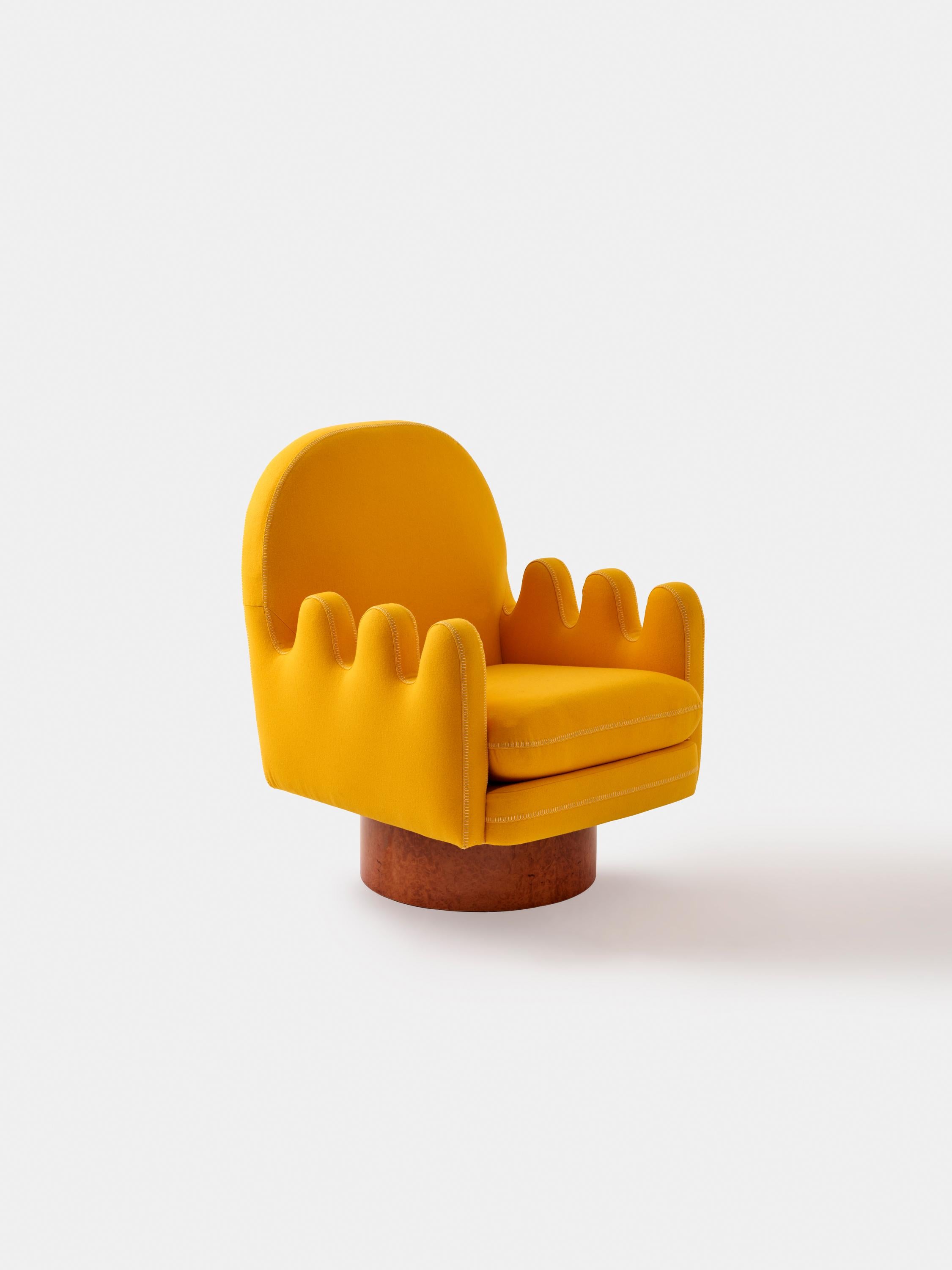 Semo-Sessel mit gelbem und grünem Stoff und poliertem Wurzelholz (21. Jahrhundert und zeitgenössisch) im Angebot